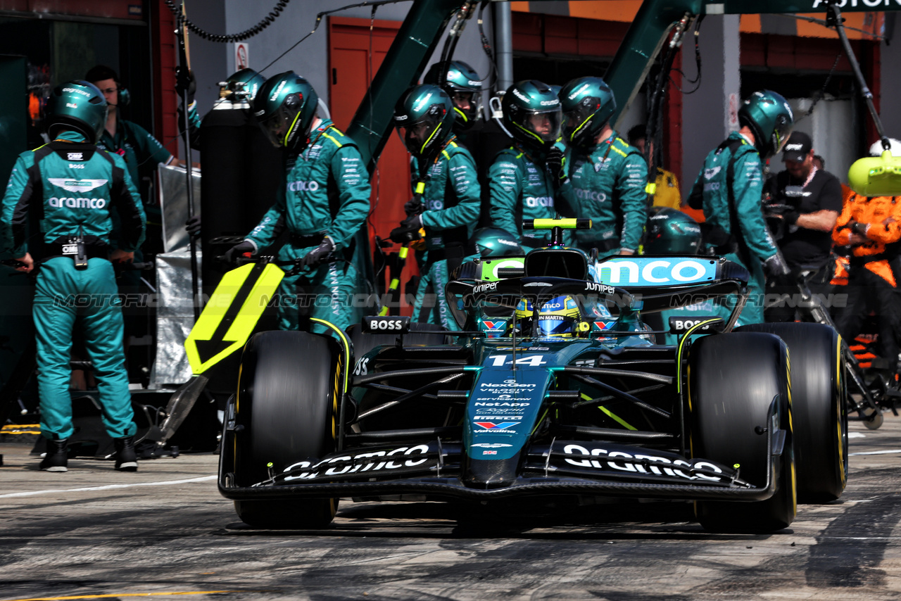 GP IMOLA, Fernando Alonso (ESP) Aston Martin F1 Team AMR24 makes a pit stop.

19.05.2024. Formula 1 World Championship, Rd 7, Emilia Romagna Grand Prix, Imola, Italy, Gara Day.

- www.xpbimages.com, EMail: requests@xpbimages.com © Copyright: Charniaux / XPB Images