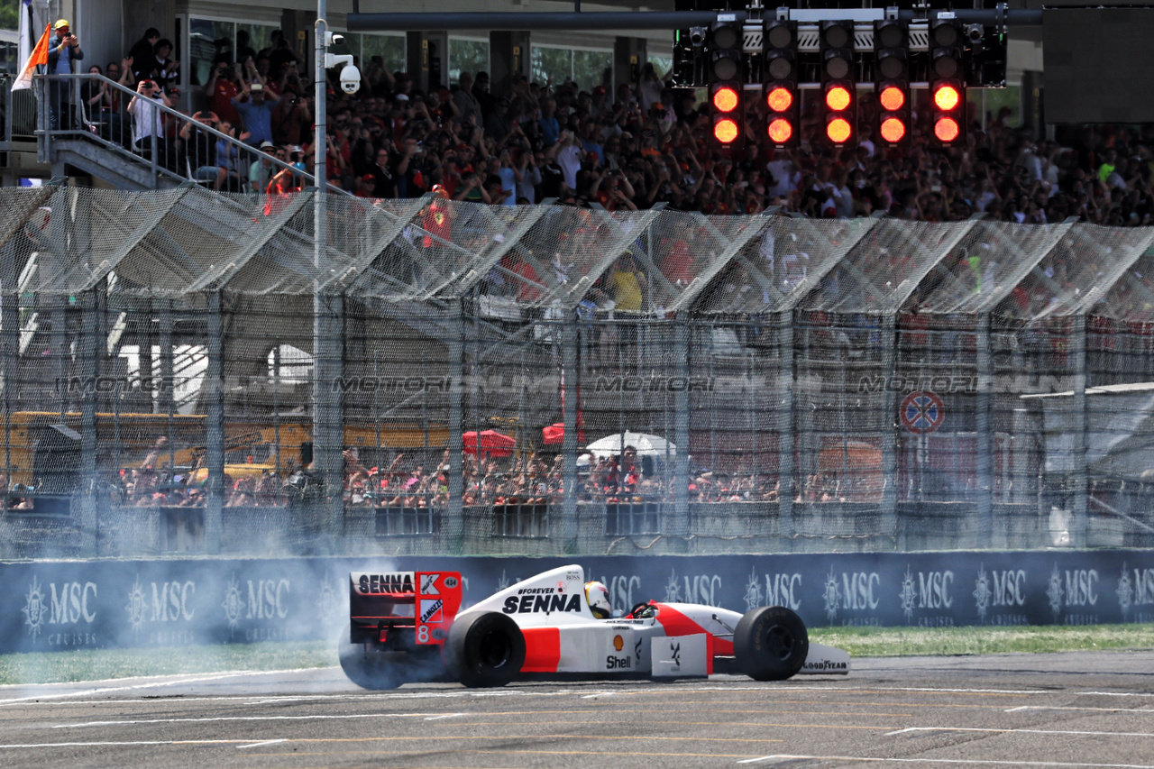 GP IMOLA, Sebastian Vettel (GER) in a 1993 McLaren MP4/8.

19.05.2024. Formula 1 World Championship, Rd 7, Emilia Romagna Grand Prix, Imola, Italy, Gara Day.

- www.xpbimages.com, EMail: requests@xpbimages.com © Copyright: Batchelor / XPB Images