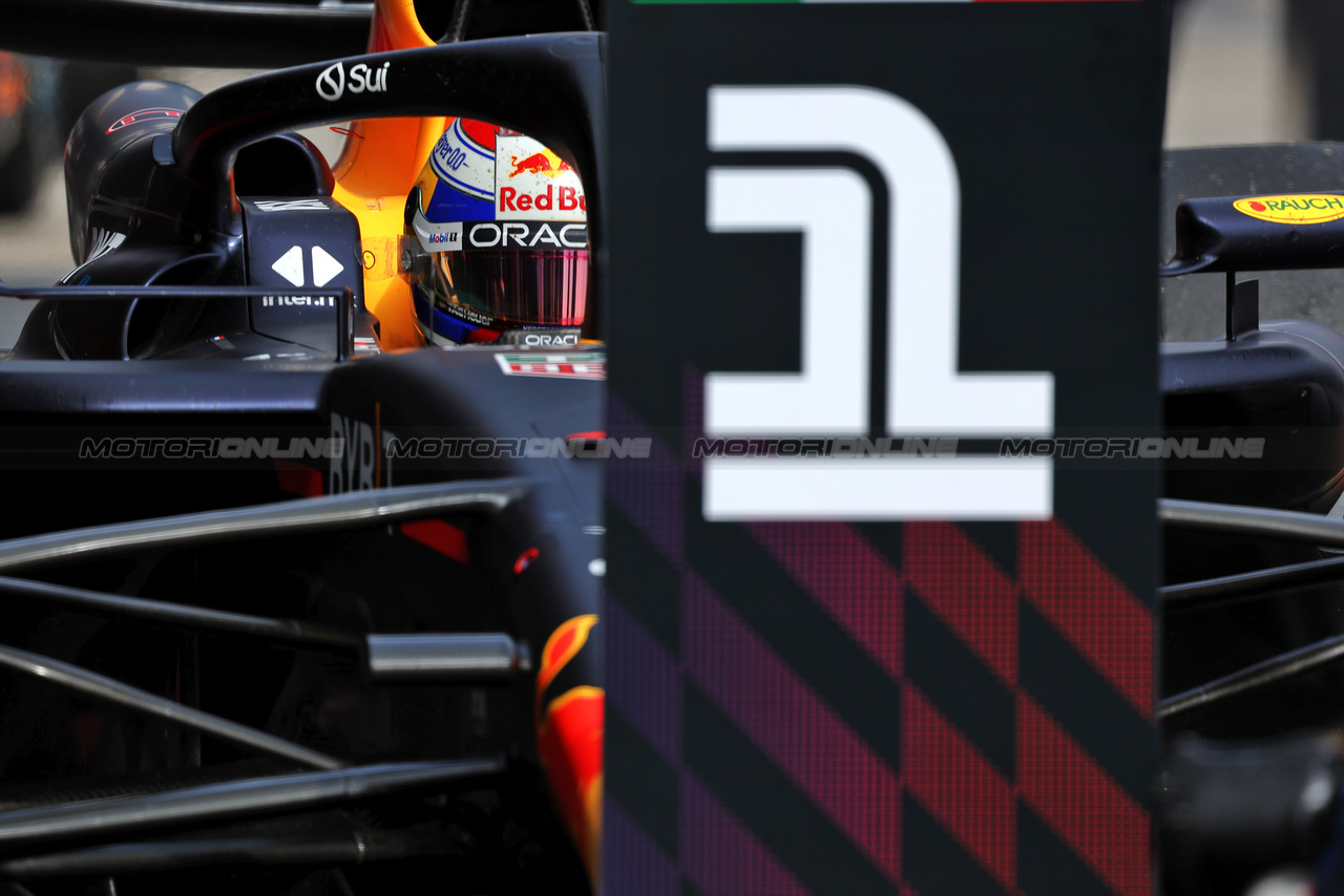 GP IMOLA, Gara winner Max Verstappen (NLD) Red Bull Racing RB20 in parc ferme.

19.05.2024. Formula 1 World Championship, Rd 7, Emilia Romagna Grand Prix, Imola, Italy, Gara Day.

 - www.xpbimages.com, EMail: requests@xpbimages.com © Copyright: Staley / XPB Images