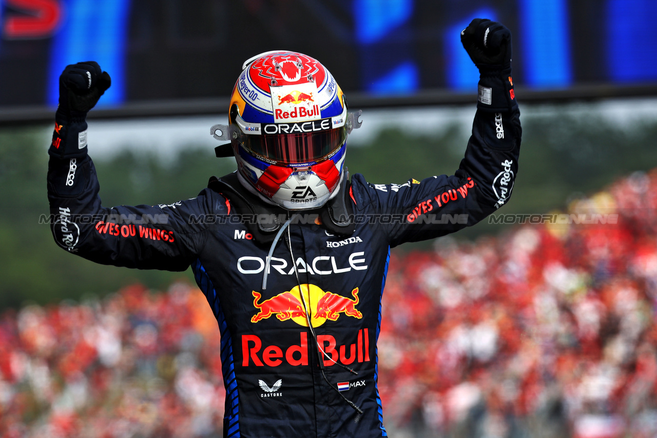 GP IMOLA, Gara winner Max Verstappen (NLD) Red Bull Racing celebrates in parc ferme.

19.05.2024. Formula 1 World Championship, Rd 7, Emilia Romagna Grand Prix, Imola, Italy, Gara Day.

 - www.xpbimages.com, EMail: requests@xpbimages.com © Copyright: Staley / XPB Images