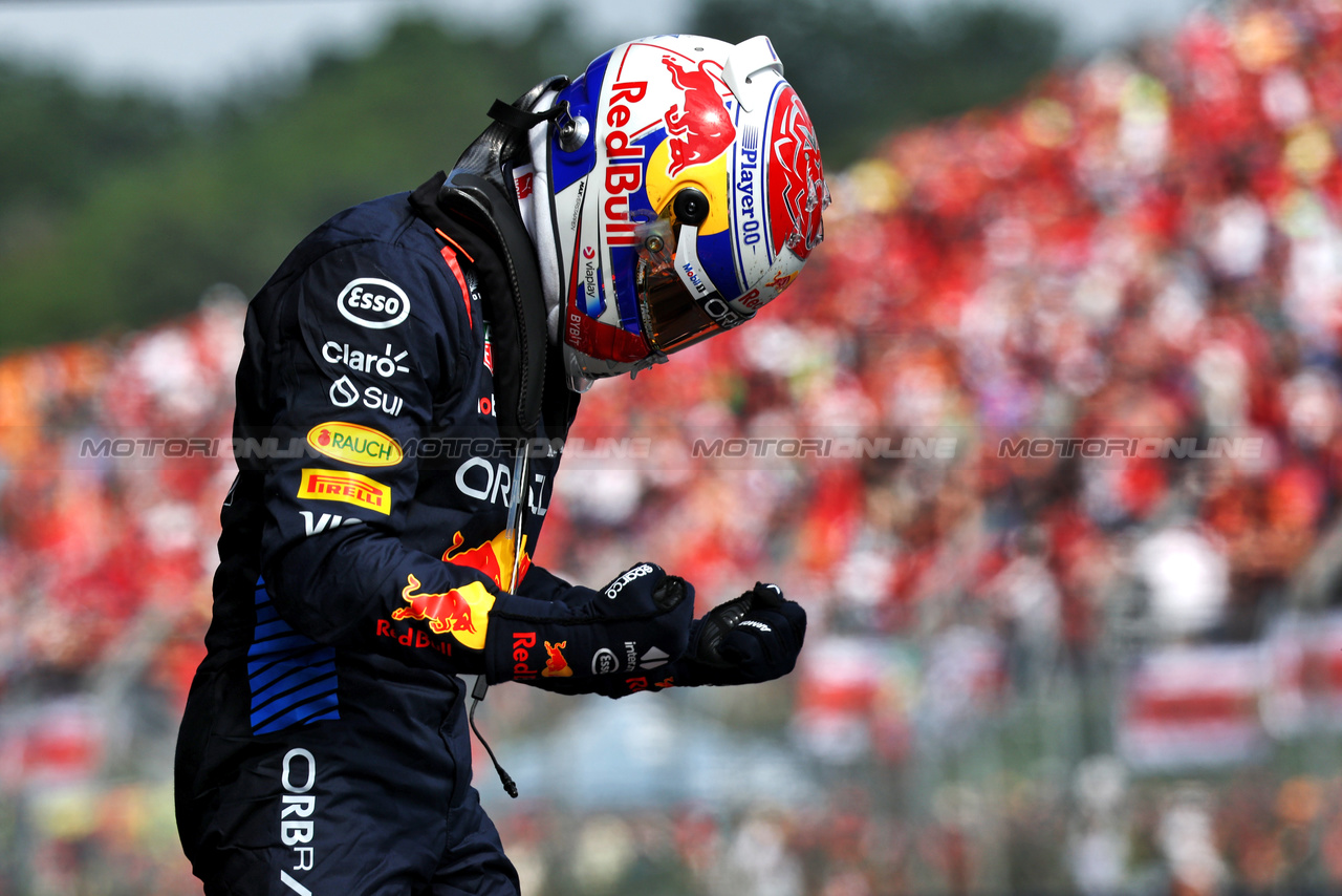 GP IMOLA, Gara winner Max Verstappen (NLD) Red Bull Racing celebrates in parc ferme.

19.05.2024. Formula 1 World Championship, Rd 7, Emilia Romagna Grand Prix, Imola, Italy, Gara Day.

 - www.xpbimages.com, EMail: requests@xpbimages.com © Copyright: Staley / XPB Images