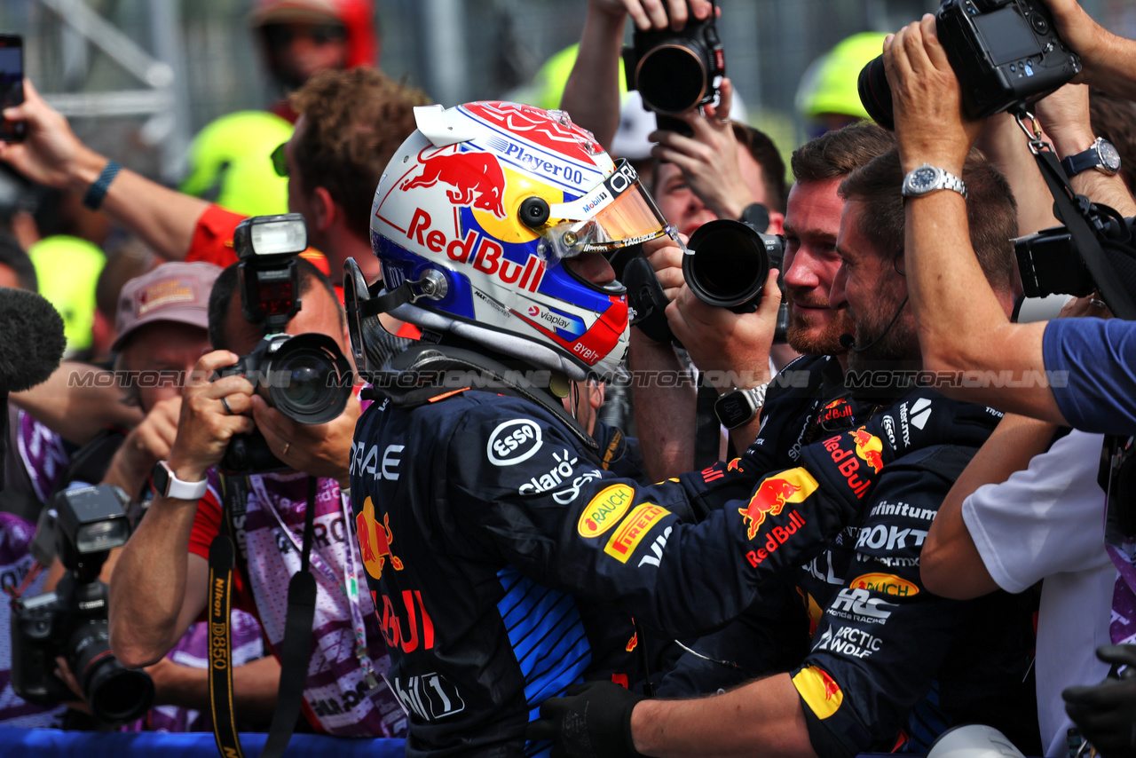 GP IMOLA, Gara winner Max Verstappen (NLD) Red Bull Racing celebrates in parc ferme with the team.

19.05.2024. Formula 1 World Championship, Rd 7, Emilia Romagna Grand Prix, Imola, Italy, Gara Day.

 - www.xpbimages.com, EMail: requests@xpbimages.com © Copyright: Staley / XPB Images