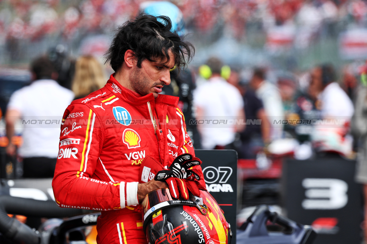 GP IMOLA, Carlos Sainz Jr (ESP) Ferrari in parc ferme.

19.05.2024. Formula 1 World Championship, Rd 7, Emilia Romagna Grand Prix, Imola, Italy, Gara Day.

 - www.xpbimages.com, EMail: requests@xpbimages.com © Copyright: Staley / XPB Images