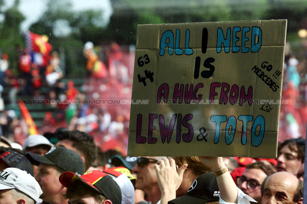 GP IMOLA, Circuit Atmosfera - fan with a banner at the podium.

19.05.2024. Formula 1 World Championship, Rd 7, Emilia Romagna Grand Prix, Imola, Italy, Gara Day.

 - www.xpbimages.com, EMail: requests@xpbimages.com © Copyright: Staley / XPB Images