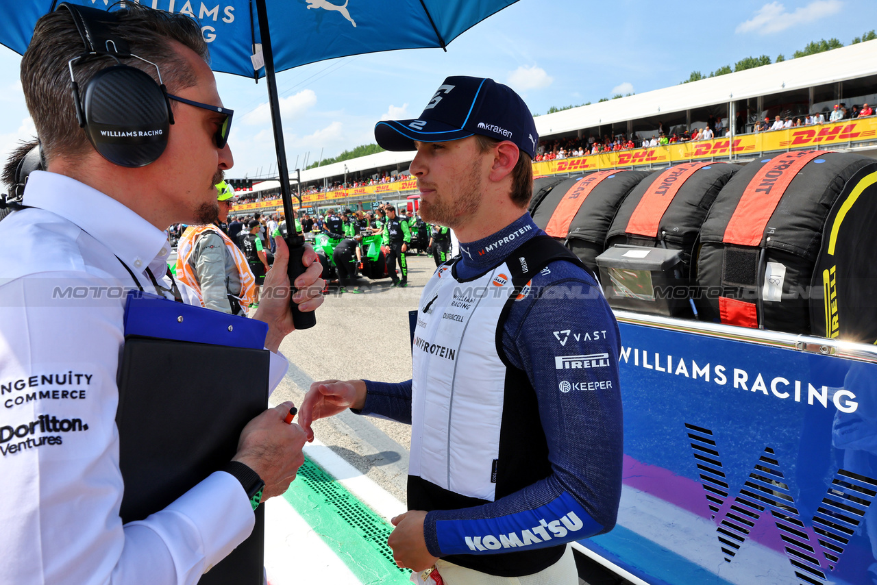 GP IMOLA, Logan Sargeant (USA) Williams Racing with Gaetan Jego, Williams Racing Gara Engineer on the grid.

19.05.2024. Formula 1 World Championship, Rd 7, Emilia Romagna Grand Prix, Imola, Italy, Gara Day.

- www.xpbimages.com, EMail: requests@xpbimages.com © Copyright: Batchelor / XPB Images