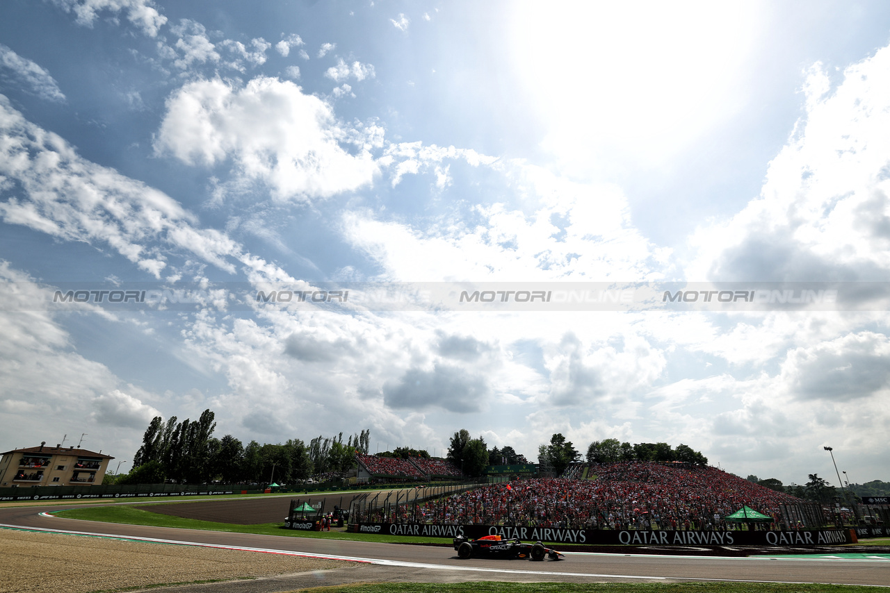 GP IMOLA, Max Verstappen (NLD) Red Bull Racing RB20.

19.05.2024. Formula 1 World Championship, Rd 7, Emilia Romagna Grand Prix, Imola, Italy, Gara Day.

 - www.xpbimages.com, EMail: requests@xpbimages.com © Copyright: Coates / XPB Images