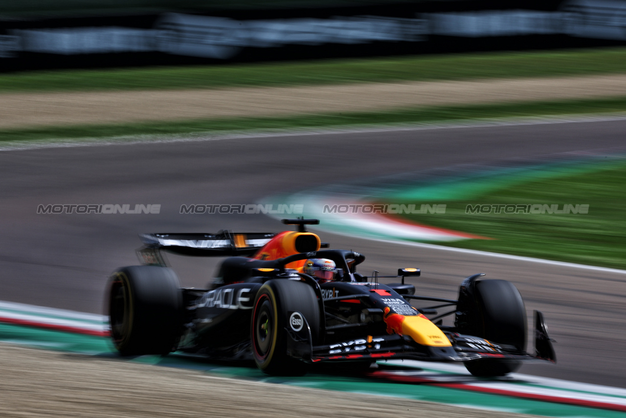 GP IMOLA, Max Verstappen (NLD) Red Bull Racing RB20.

19.05.2024. Formula 1 World Championship, Rd 7, Emilia Romagna Grand Prix, Imola, Italy, Gara Day.

 - www.xpbimages.com, EMail: requests@xpbimages.com © Copyright: Coates / XPB Images
