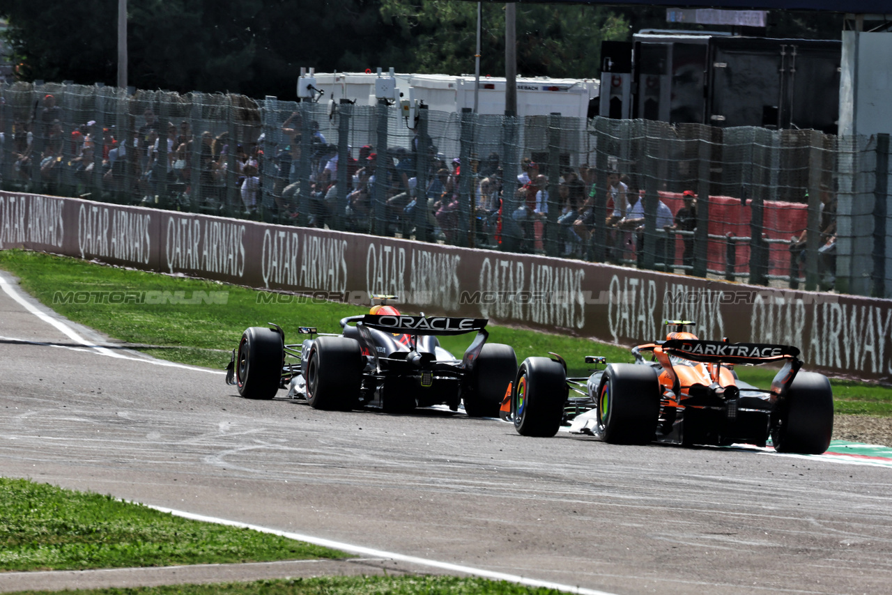 GP IMOLA, Sergio Perez (MEX) Red Bull Racing RB20 davanti a Lando Norris (GBR) McLaren MCL38.

19.05.2024. Formula 1 World Championship, Rd 7, Emilia Romagna Grand Prix, Imola, Italy, Gara Day.

 - www.xpbimages.com, EMail: requests@xpbimages.com © Copyright: Coates / XPB Images