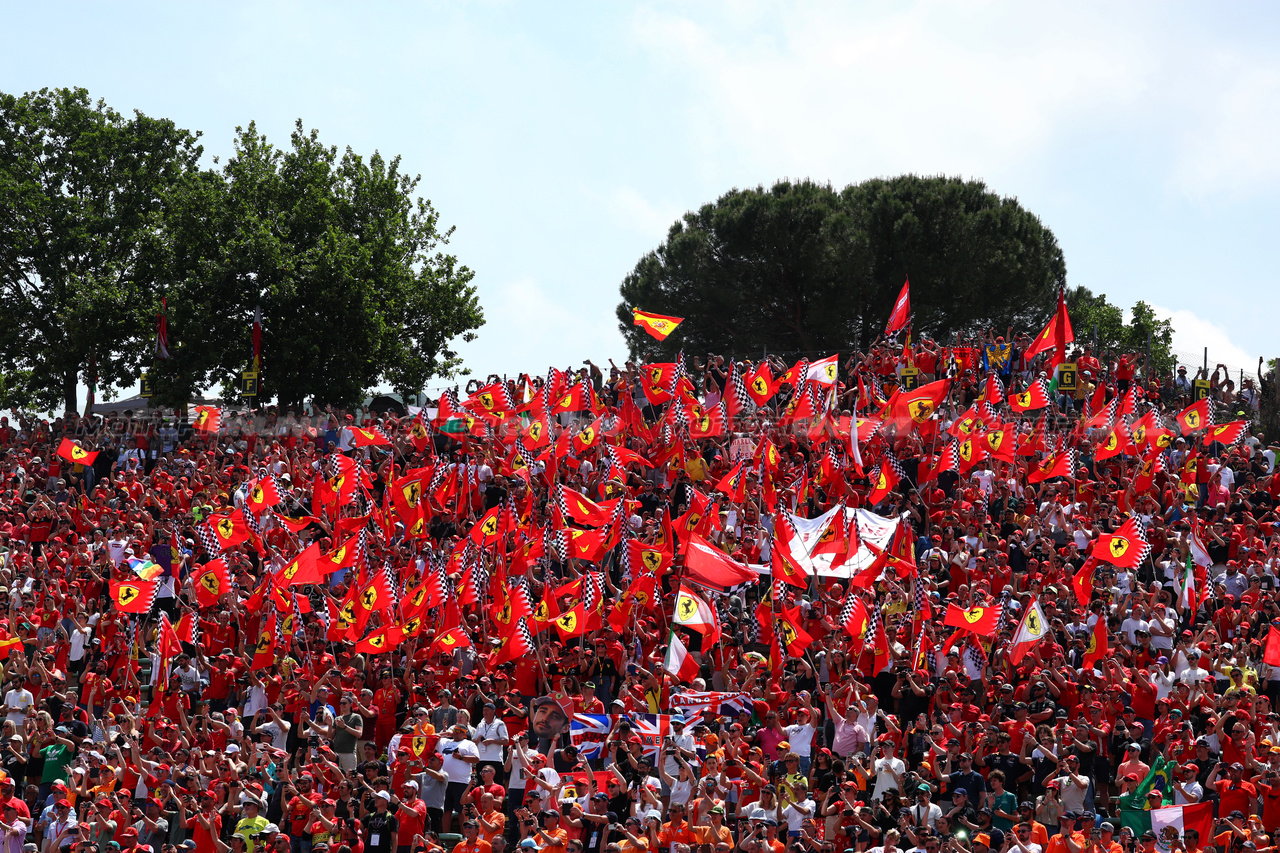GP IMOLA, Circuit Atmosfera - Ferrari fans in the grandstand.

19.05.2024. Formula 1 World Championship, Rd 7, Emilia Romagna Grand Prix, Imola, Italy, Gara Day.

 - www.xpbimages.com, EMail: requests@xpbimages.com © Copyright: Coates / XPB Images