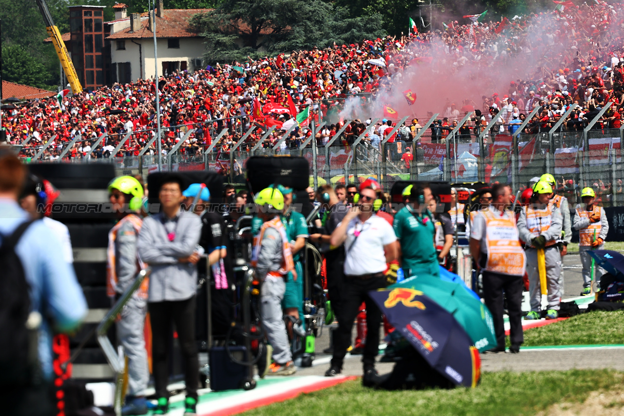 GP IMOLA, griglia Atmosfera - fans in the grandstand.

19.05.2024. Formula 1 World Championship, Rd 7, Emilia Romagna Grand Prix, Imola, Italy, Gara Day.

- www.xpbimages.com, EMail: requests@xpbimages.com © Copyright: Batchelor / XPB Images