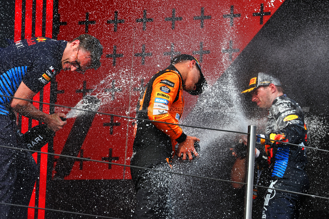 GP IMOLA, (L to R): David Morgan (GBR) Red Bull Racing Aero Trackside Performance Team Leader; Lando Norris (GBR) McLaren; e vincitore Max Verstappen (NLD) Red Bull Racing, celebrate on the podium.

19.05.2024. Formula 1 World Championship, Rd 7, Emilia Romagna Grand Prix, Imola, Italy, Gara Day.

 - www.xpbimages.com, EMail: requests@xpbimages.com © Copyright: Coates / XPB Images