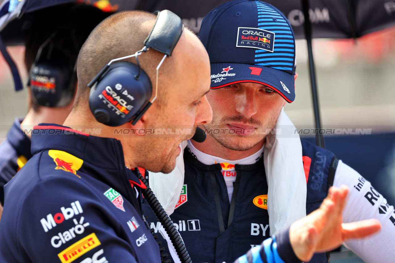 GP IMOLA, Max Verstappen (NLD) Red Bull Racing with Gianpiero Lambiase (ITA) Red Bull Racing Engineer on the grid.

19.05.2024. Formula 1 World Championship, Rd 7, Emilia Romagna Grand Prix, Imola, Italy, Gara Day.

- www.xpbimages.com, EMail: requests@xpbimages.com © Copyright: Batchelor / XPB Images