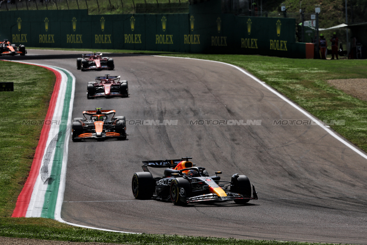 GP IMOLA, Max Verstappen (NLD) Red Bull Racing RB20 davanti a at the partenza of the race.

19.05.2024. Formula 1 World Championship, Rd 7, Emilia Romagna Grand Prix, Imola, Italy, Gara Day.

 - www.xpbimages.com, EMail: requests@xpbimages.com © Copyright: Coates / XPB Images