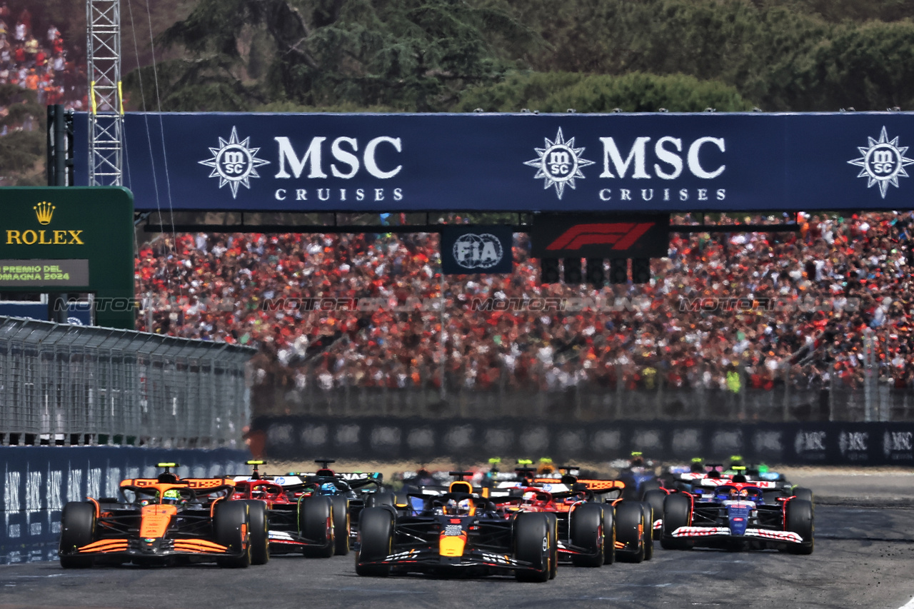 GP IMOLA, Max Verstappen (NLD) Red Bull Racing RB20 davanti a at the partenza of the race.

19.05.2024. Formula 1 World Championship, Rd 7, Emilia Romagna Grand Prix, Imola, Italy, Gara Day.

- www.xpbimages.com, EMail: requests@xpbimages.com © Copyright: Charniaux / XPB Images