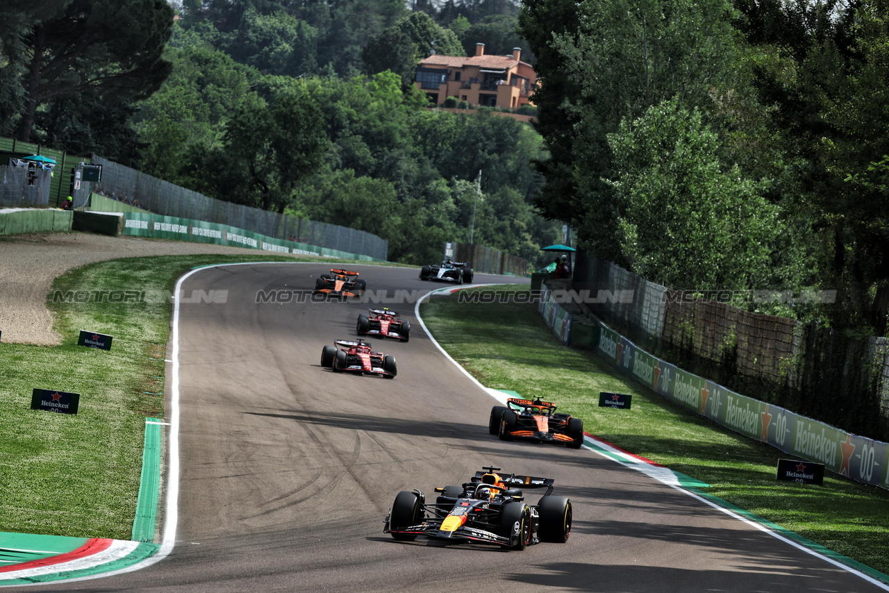 GP IMOLA, Max Verstappen (NLD) Red Bull Racing RB20 davanti a at the partenza of the race.

19.05.2024. Formula 1 World Championship, Rd 7, Emilia Romagna Grand Prix, Imola, Italy, Gara Day.

 - www.xpbimages.com, EMail: requests@xpbimages.com © Copyright: Staley / XPB Images