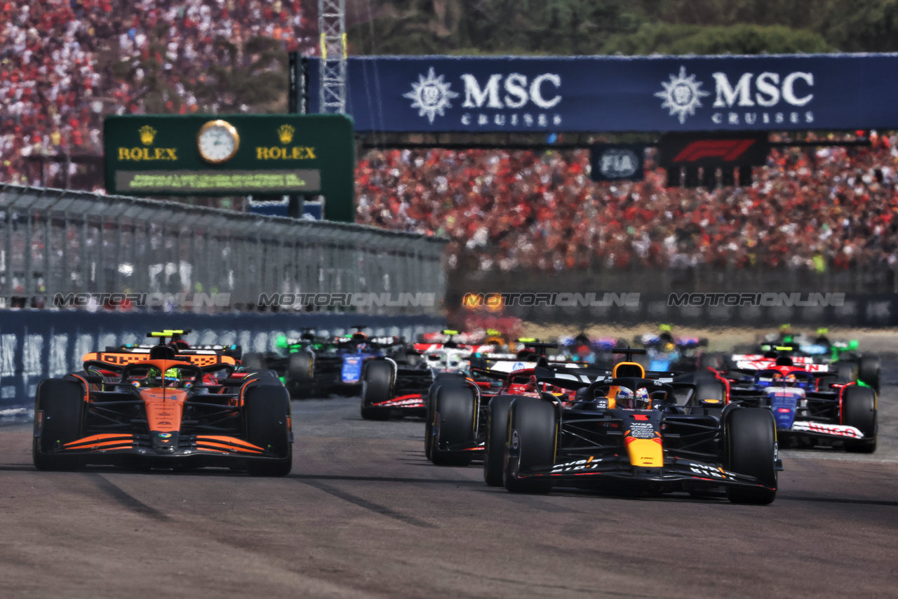 GP IMOLA, Max Verstappen (NLD) Red Bull Racing RB20 davanti a at the partenza of the race.

19.05.2024. Formula 1 World Championship, Rd 7, Emilia Romagna Grand Prix, Imola, Italy, Gara Day.

- www.xpbimages.com, EMail: requests@xpbimages.com © Copyright: Charniaux / XPB Images