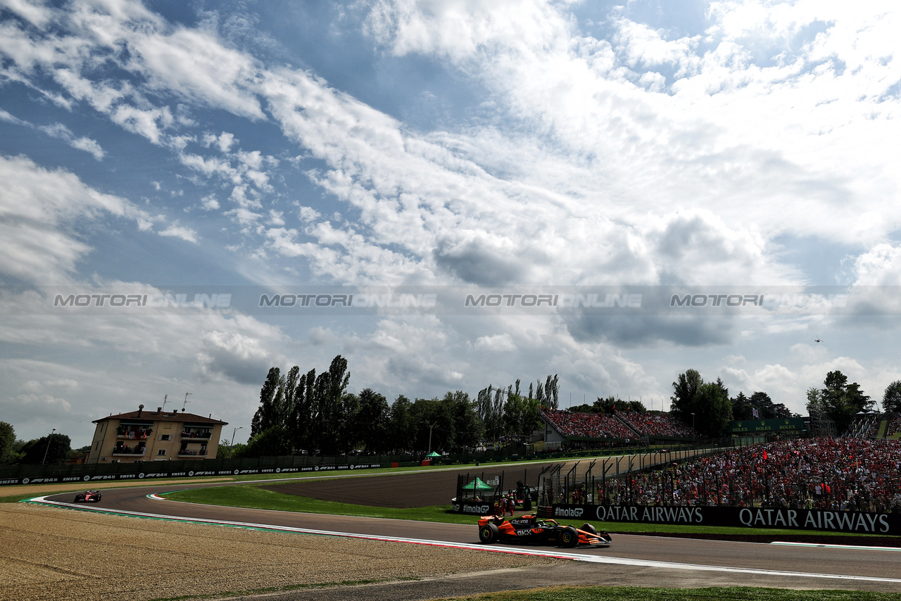 GP IMOLA, Lando Norris (GBR) McLaren MCL38.

19.05.2024. Formula 1 World Championship, Rd 7, Emilia Romagna Grand Prix, Imola, Italy, Gara Day.

 - www.xpbimages.com, EMail: requests@xpbimages.com © Copyright: Coates / XPB Images