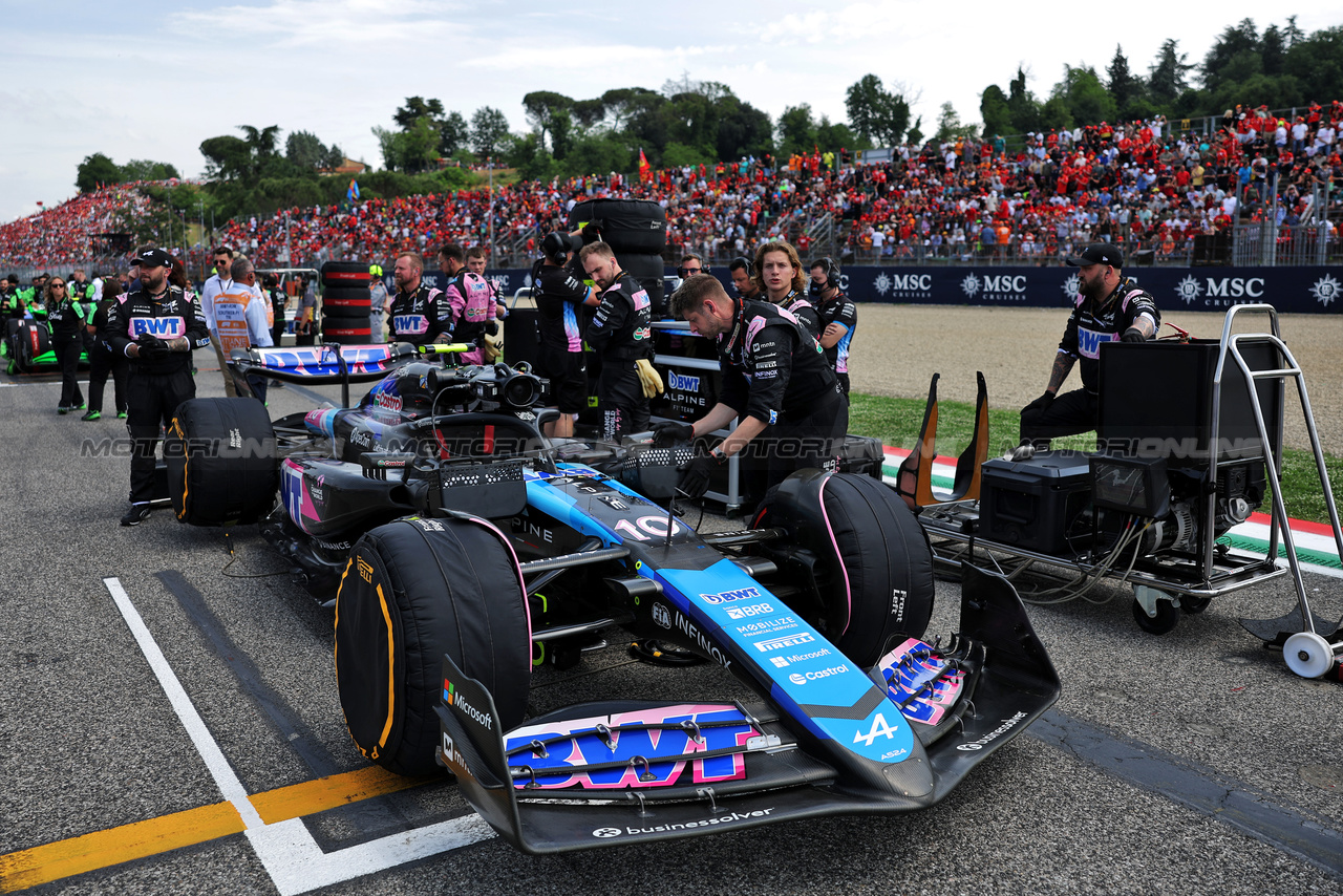 GP IMOLA, Pierre Gasly (FRA) Alpine F1 Team A524 on the grid.

19.05.2024. Formula 1 World Championship, Rd 7, Emilia Romagna Grand Prix, Imola, Italy, Gara Day.

 - www.xpbimages.com, EMail: requests@xpbimages.com © Copyright: Staley / XPB Images