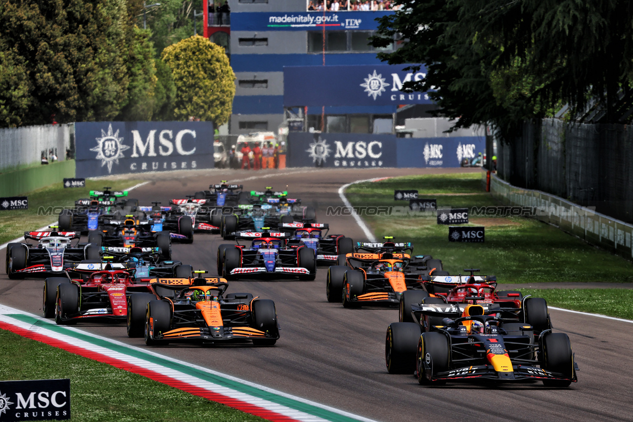 GP IMOLA, Max Verstappen (NLD) Red Bull Racing RB20 davanti a at the partenza of the race.

19.05.2024. Formula 1 World Championship, Rd 7, Emilia Romagna Grand Prix, Imola, Italy, Gara Day.

- www.xpbimages.com, EMail: requests@xpbimages.com © Copyright: Batchelor / XPB Images
