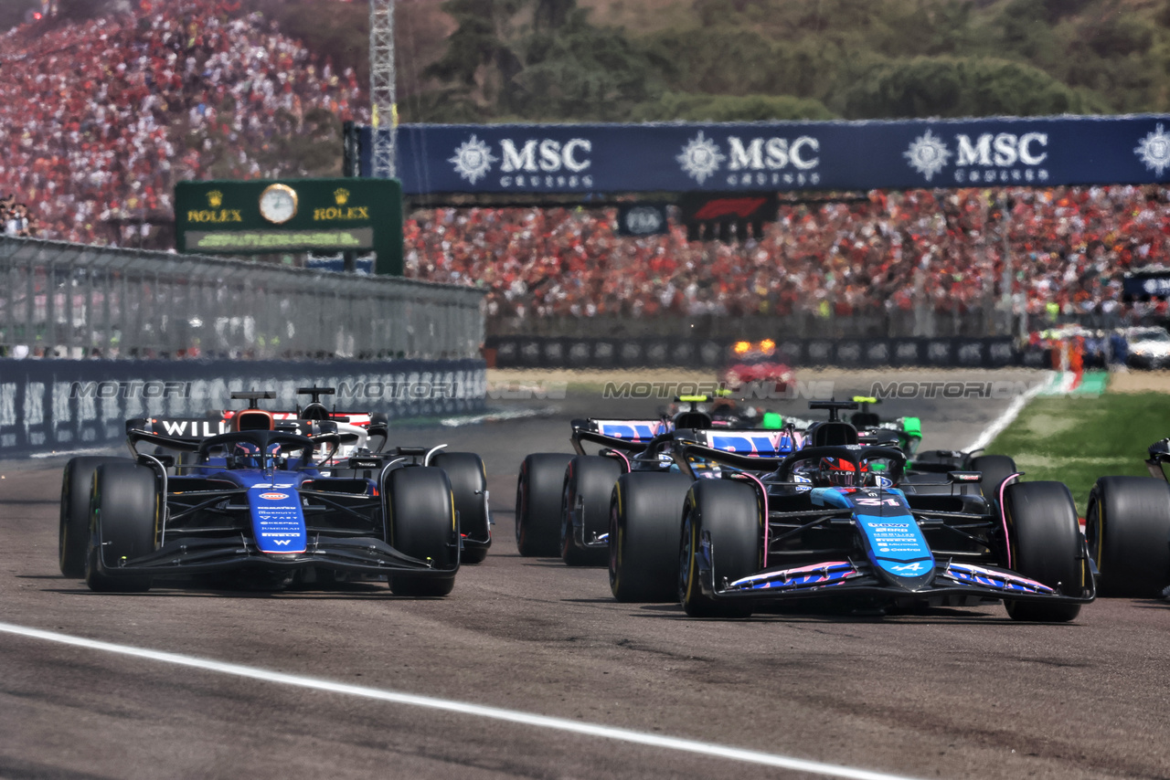 GP IMOLA, (L to R): Alexander Albon (THA) Williams Racing FW46 e Esteban Ocon (FRA) Alpine F1 Team A524 at the partenza of the race.

19.05.2024. Formula 1 World Championship, Rd 7, Emilia Romagna Grand Prix, Imola, Italy, Gara Day.

- www.xpbimages.com, EMail: requests@xpbimages.com © Copyright: Charniaux / XPB Images