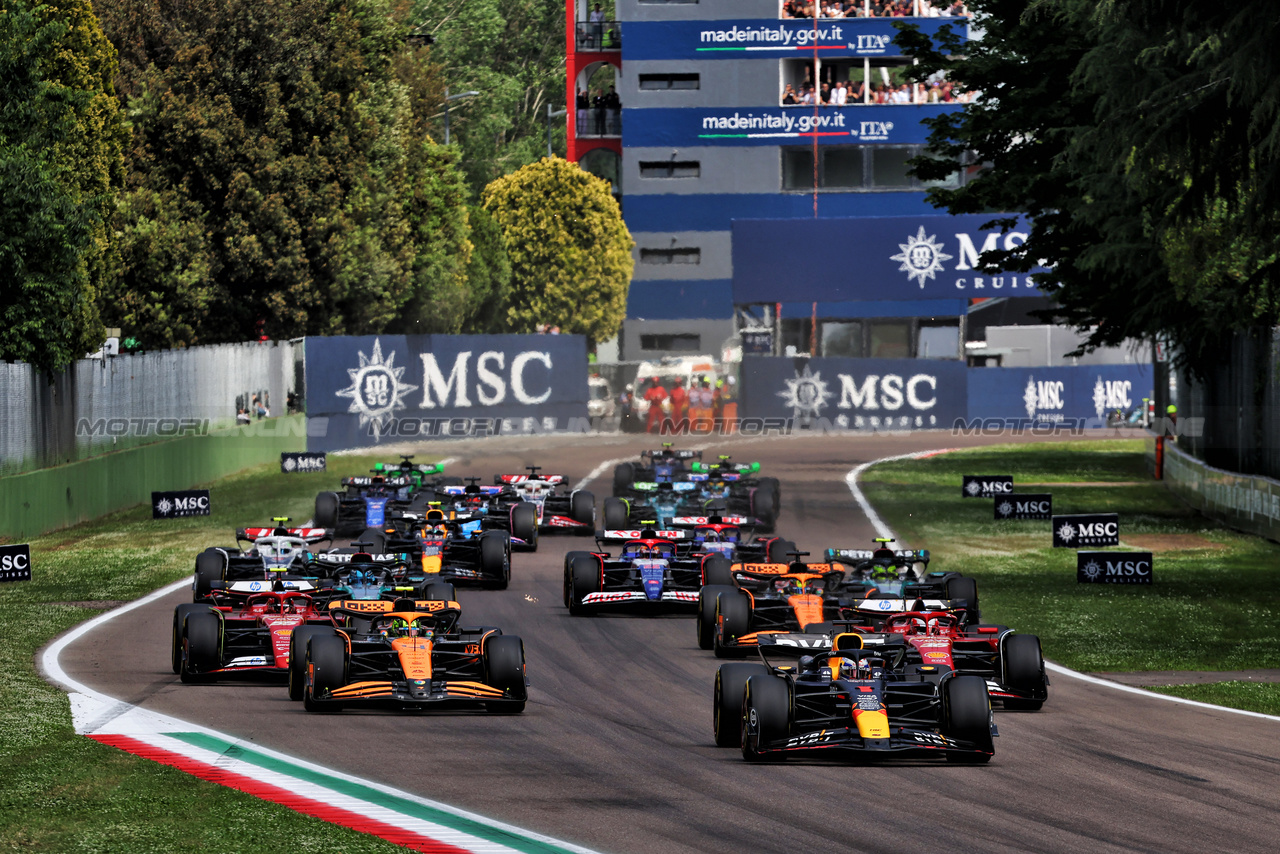 GP IMOLA, Max Verstappen (NLD) Red Bull Racing RB20 davanti a at the partenza of the race.

19.05.2024. Formula 1 World Championship, Rd 7, Emilia Romagna Grand Prix, Imola, Italy, Gara Day.

- www.xpbimages.com, EMail: requests@xpbimages.com © Copyright: Batchelor / XPB Images