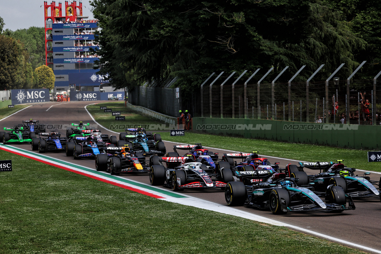 GP IMOLA, George Russell (GBR) Mercedes AMG F1 W15 at the partenza of the race.

19.05.2024. Formula 1 World Championship, Rd 7, Emilia Romagna Grand Prix, Imola, Italy, Gara Day.

- www.xpbimages.com, EMail: requests@xpbimages.com © Copyright: Batchelor / XPB Images