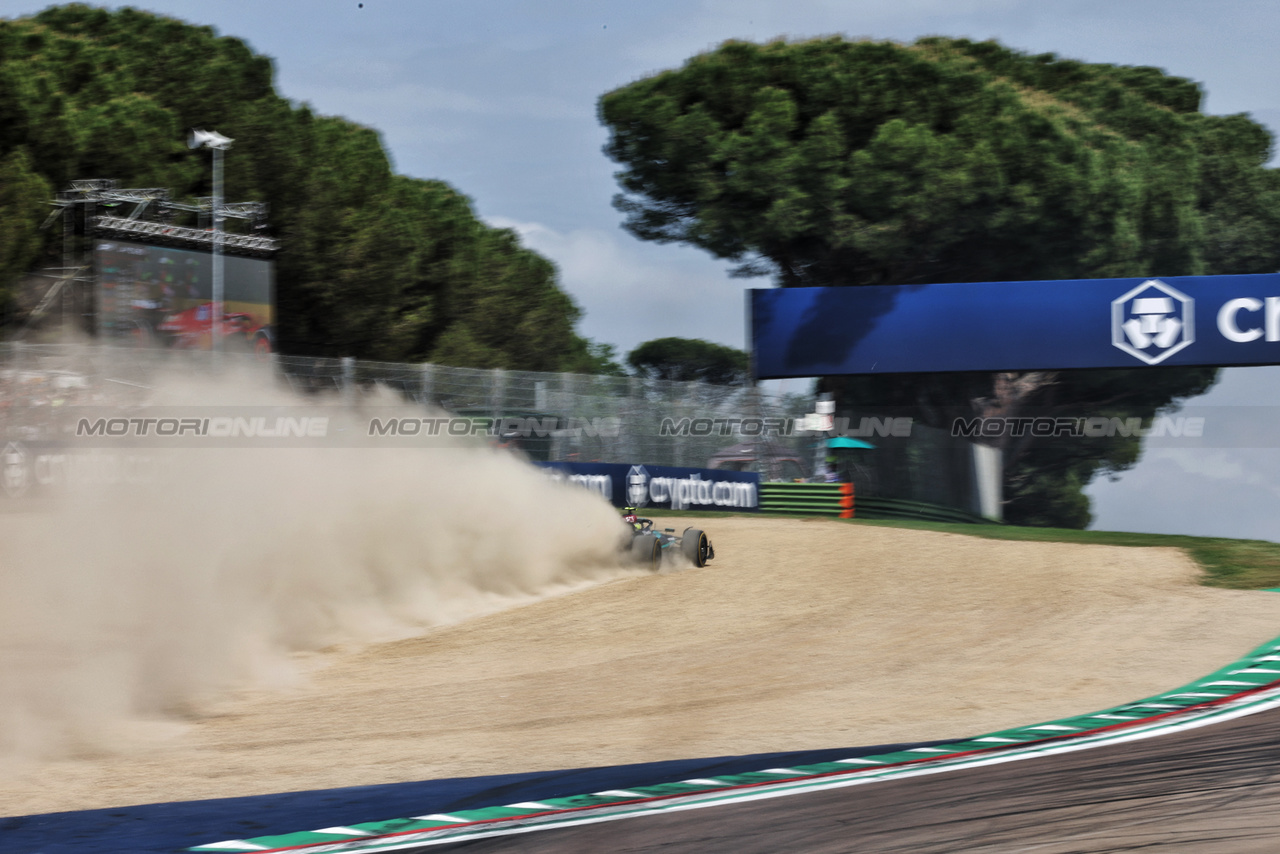 GP IMOLA, Lewis Hamilton (GBR) Mercedes AMG F1 W15 runs wide.

19.05.2024. Formula 1 World Championship, Rd 7, Emilia Romagna Grand Prix, Imola, Italy, Gara Day.

 - www.xpbimages.com, EMail: requests@xpbimages.com © Copyright: Staley / XPB Images