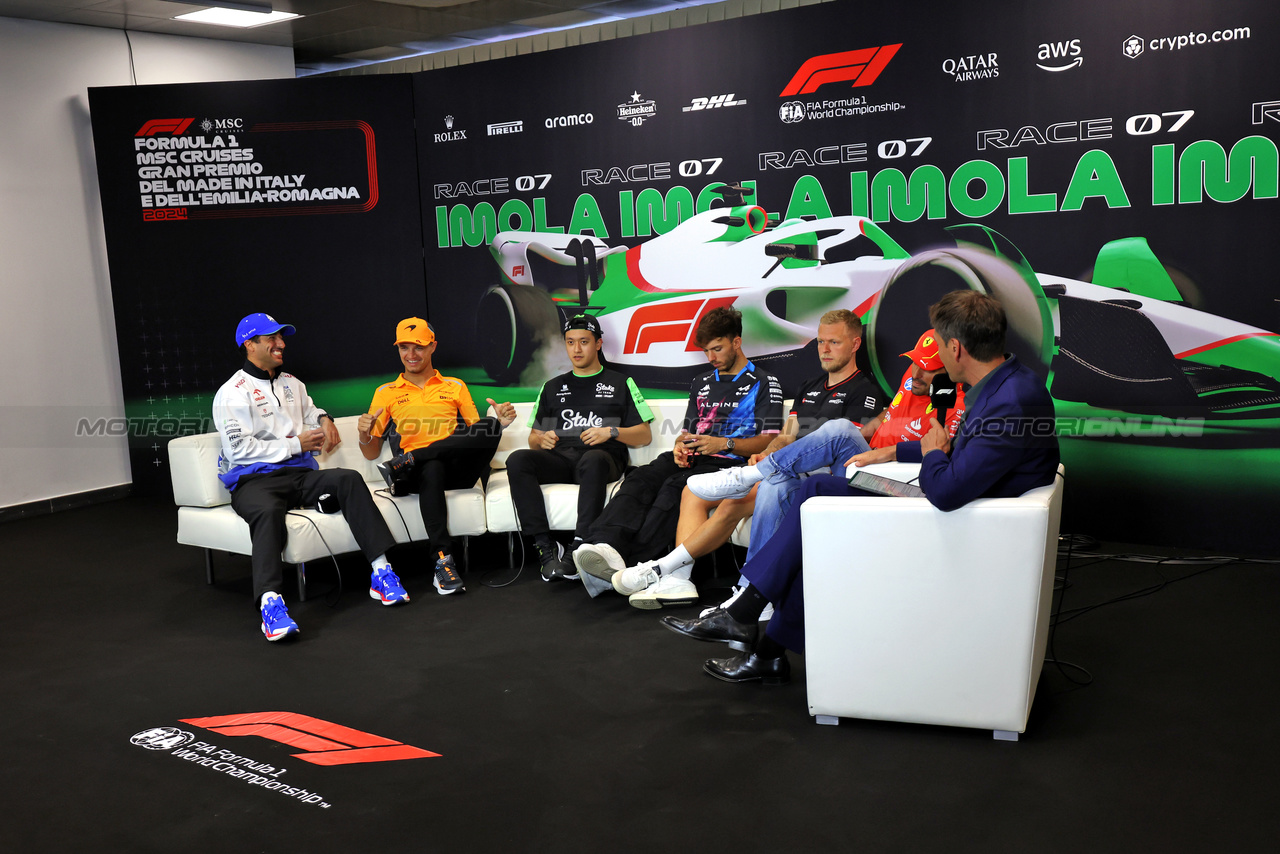 GP IMOLA, (L to R): Daniel Ricciardo (AUS) RB; Lando Norris (GBR) McLaren; Zhou Guanyu (CHN) Sauber; Pierre Gasly (FRA) Alpine F1 Team; Kevin Magnussen (DEN) Haas F1 Team; e Carlos Sainz Jr (ESP) Ferrari, in the FIA Press Conference.

16.05.2024. Formula 1 World Championship, Rd 7, Emilia Romagna Grand Prix, Imola, Italy, Preparation Day.

 - www.xpbimages.com, EMail: requests@xpbimages.com © Copyright: Staley / XPB Images