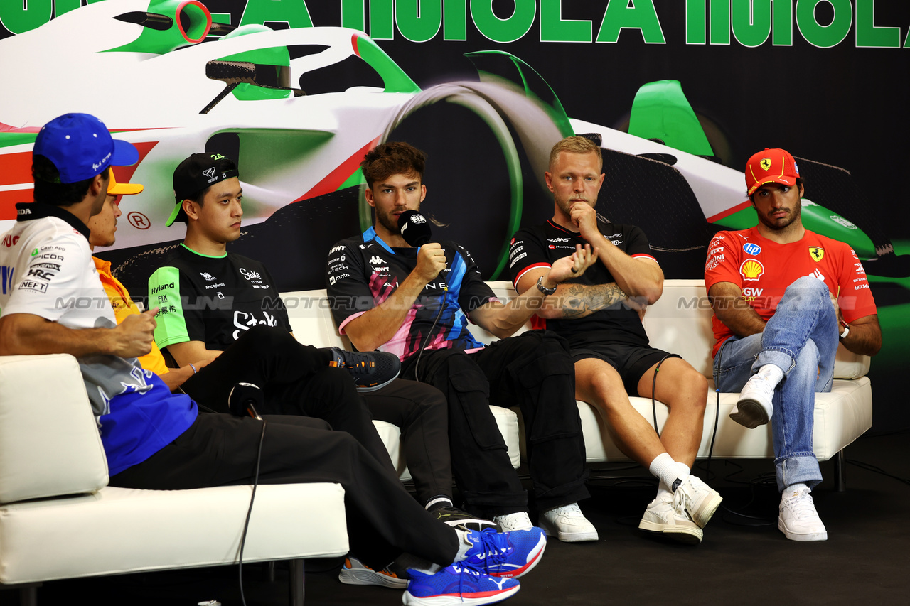 GP IMOLA, (L to R): Daniel Ricciardo (AUS) RB; Lando Norris (GBR) McLaren; Zhou Guanyu (CHN) Sauber; Pierre Gasly (FRA) Alpine F1 Team; Kevin Magnussen (DEN) Haas F1 Team; e Carlos Sainz Jr (ESP) Ferrari, in the FIA Press Conference.

16.05.2024. Formula 1 World Championship, Rd 7, Emilia Romagna Grand Prix, Imola, Italy, Preparation Day.

 - www.xpbimages.com, EMail: requests@xpbimages.com © Copyright: Staley / XPB Images