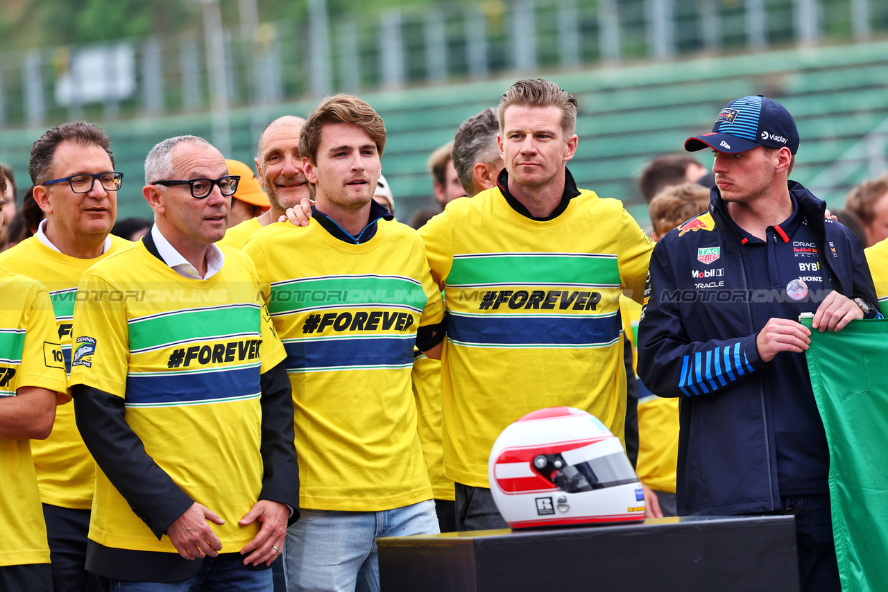 GP IMOLA, (L to R): Stefano Domenicali (ITA) Formula One President e CEO; Logan Sargeant (USA) Williams Racing; Nico Hulkenberg (GER) Haas F1 Team; e Max Verstappen (NLD) Red Bull Racing - tribute run for Ayrton Senna e Roland Ratzenberger.

16.05.2024. Formula 1 World Championship, Rd 7, Emilia Romagna Grand Prix, Imola, Italy, Preparation Day.

- www.xpbimages.com, EMail: requests@xpbimages.com © Copyright: Batchelor / XPB Images