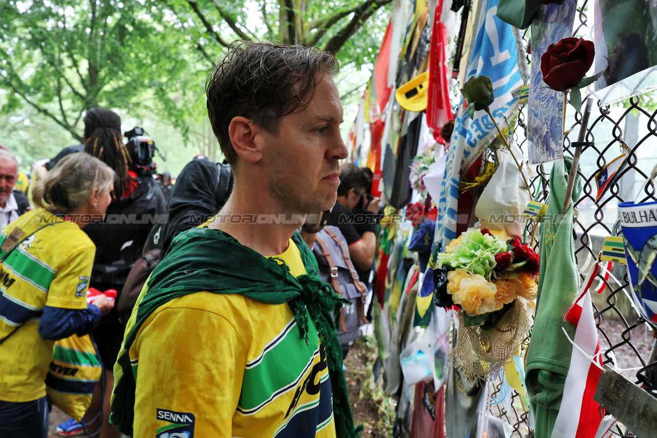 GP IMOLA, Sebastian Vettel (GER) davanti a a tribute run for Ayrton Senna e Roland Ratzenberger.

16.05.2024. Formula 1 World Championship, Rd 7, Emilia Romagna Grand Prix, Imola, Italy, Preparation Day.

 - www.xpbimages.com, EMail: requests@xpbimages.com © Copyright: Staley / XPB Images