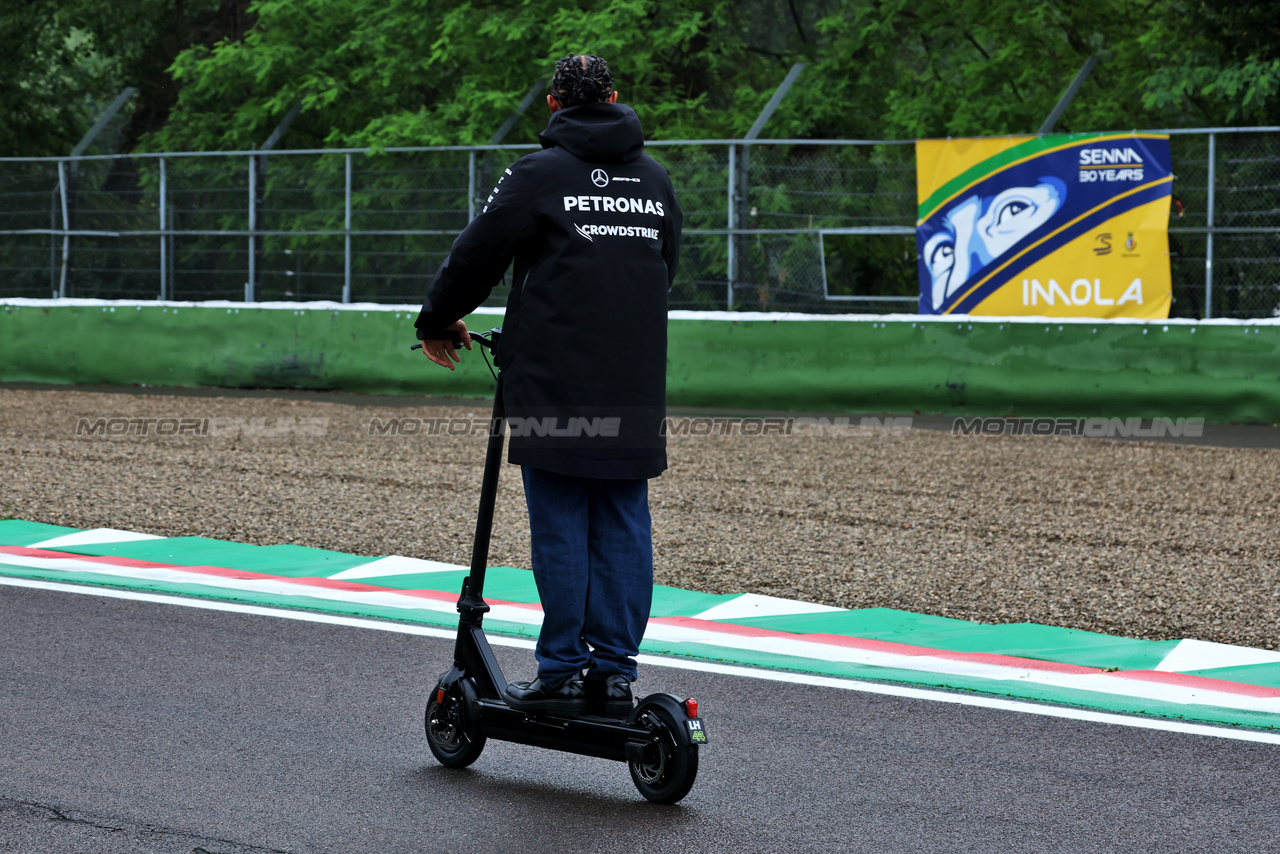 GP IMOLA, Lewis Hamilton (GBR) Mercedes AMG F1 passes a tribute to Ayrton Senna.

16.05.2024. Formula 1 World Championship, Rd 7, Emilia Romagna Grand Prix, Imola, Italy, Preparation Day.

 - www.xpbimages.com, EMail: requests@xpbimages.com © Copyright: Staley / XPB Images