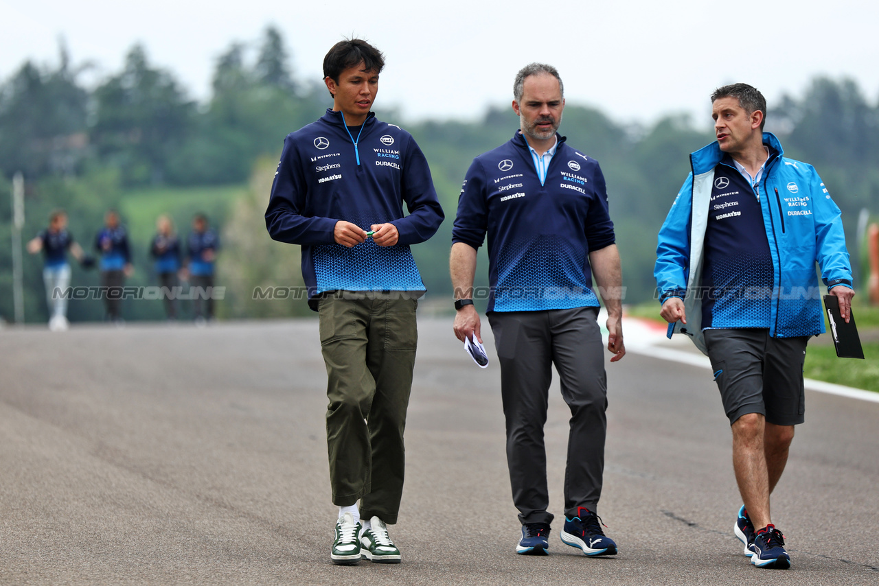 GP IMOLA, Alexander Albon (THA) Williams Racing walks the circuit with the team.

16.05.2024. Formula 1 World Championship, Rd 7, Emilia Romagna Grand Prix, Imola, Italy, Preparation Day.

 - www.xpbimages.com, EMail: requests@xpbimages.com © Copyright: Staley / XPB Images