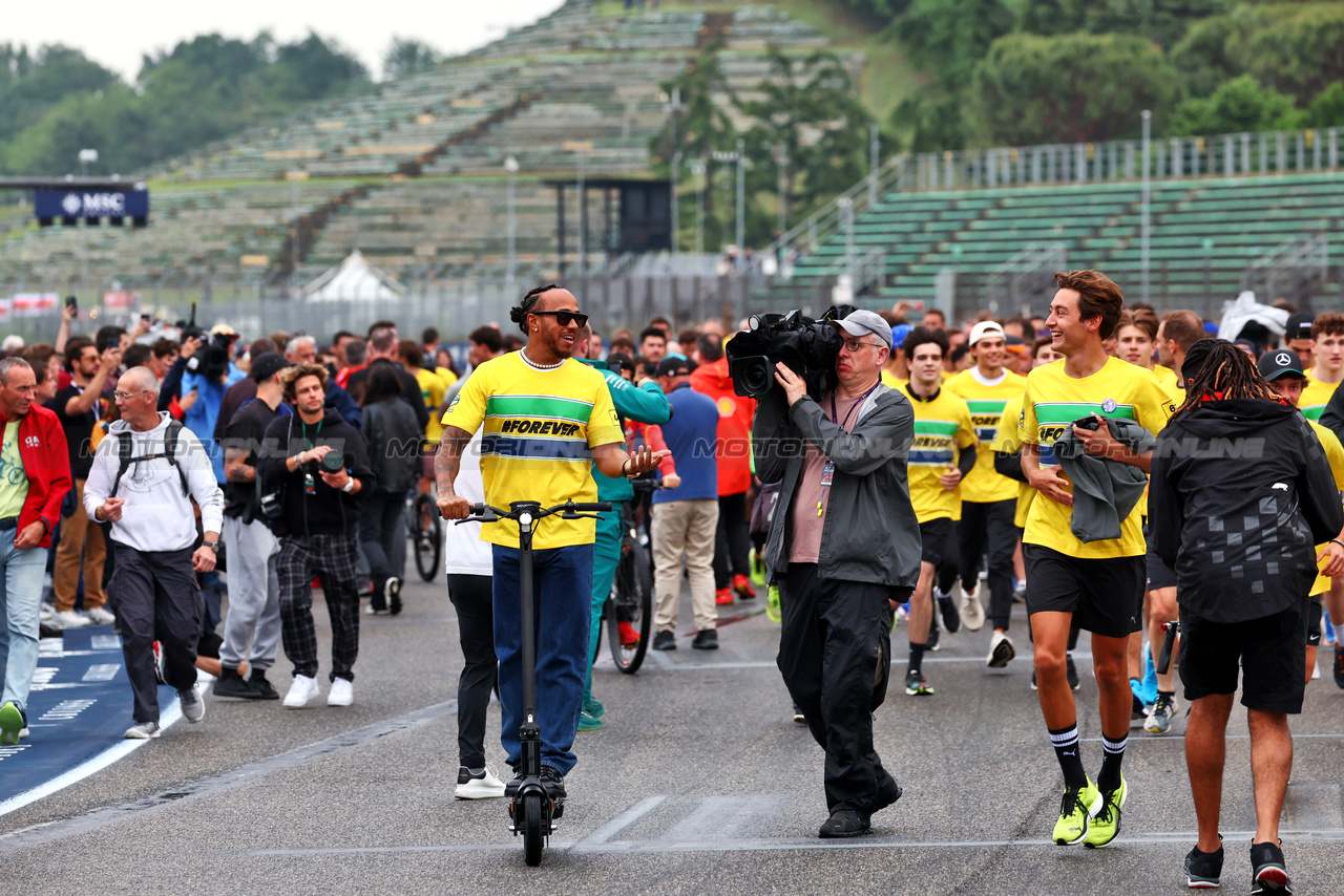 GP IMOLA, (L to R): Lewis Hamilton (GBR) Mercedes AMG F1 e George Russell (GBR) Mercedes AMG F1 - tribute run for Ayrton Senna e Roland Ratzenberger.

16.05.2024. Formula 1 World Championship, Rd 7, Emilia Romagna Grand Prix, Imola, Italy, Preparation Day.

 - www.xpbimages.com, EMail: requests@xpbimages.com © Copyright: Coates / XPB Images