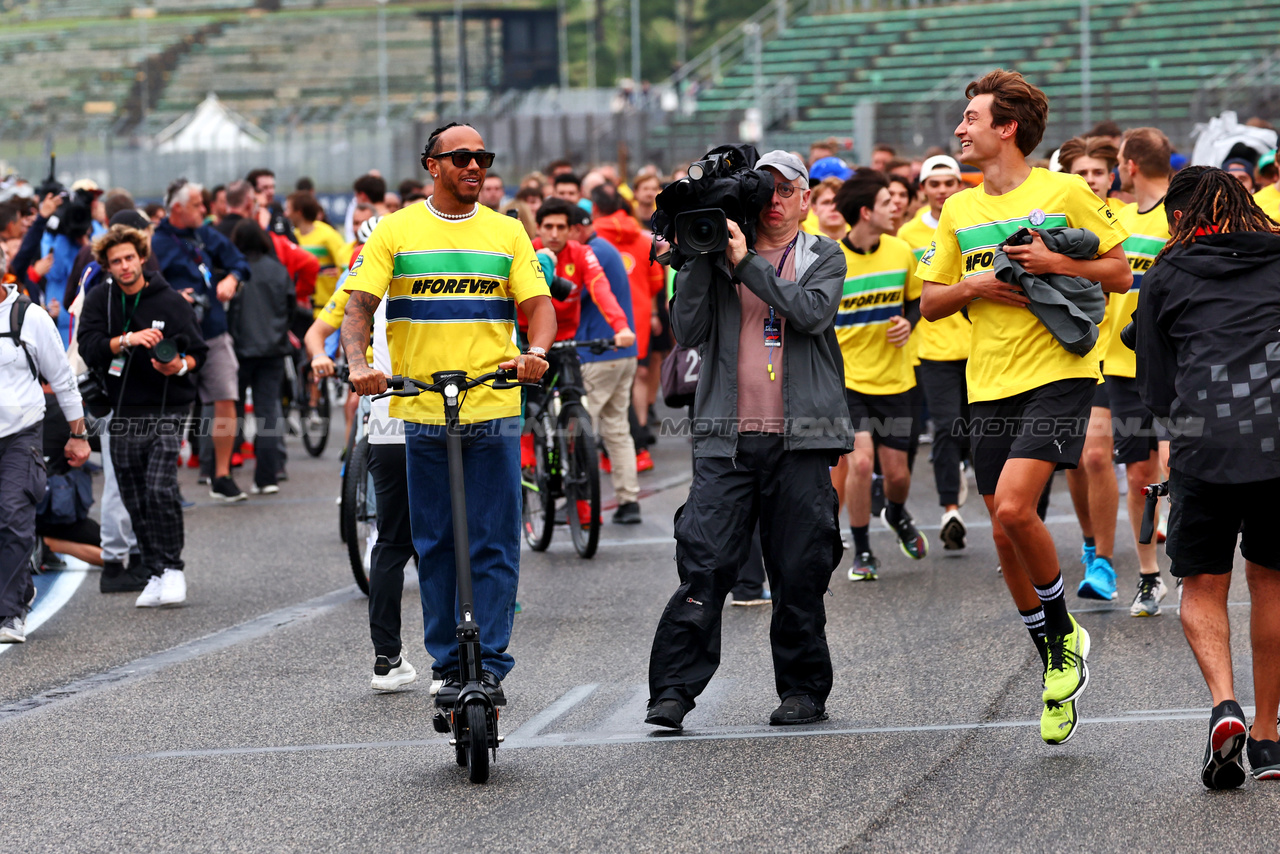 GP IMOLA, (L to R): Lewis Hamilton (GBR) Mercedes AMG F1 e George Russell (GBR) Mercedes AMG F1 - tribute run for Ayrton Senna e Roland Ratzenberger.

16.05.2024. Formula 1 World Championship, Rd 7, Emilia Romagna Grand Prix, Imola, Italy, Preparation Day.

 - www.xpbimages.com, EMail: requests@xpbimages.com © Copyright: Coates / XPB Images