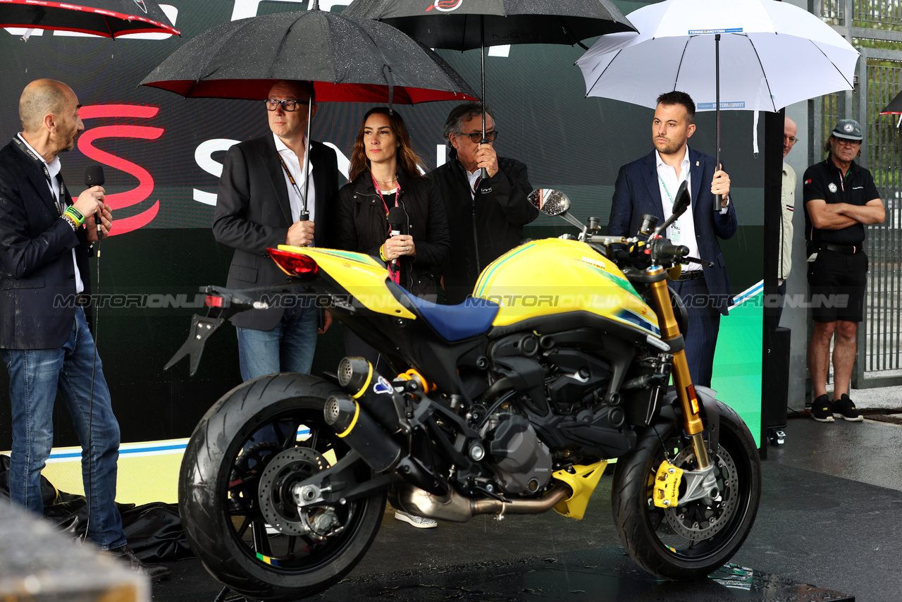 GP IMOLA, (L to R): Claudio Domenicali (ITA) Ducati Corse CEO; Stefano Domenicali (ITA) Formula One President e CEO; Bianca Senna (BRA) Senna Brands CEO - Ducati Monster Senna motorbike.

16.05.2024. Formula 1 World Championship, Rd 7, Emilia Romagna Grand Prix, Imola, Italy, Preparation Day.

- www.xpbimages.com, EMail: requests@xpbimages.com © Copyright: XPB Images