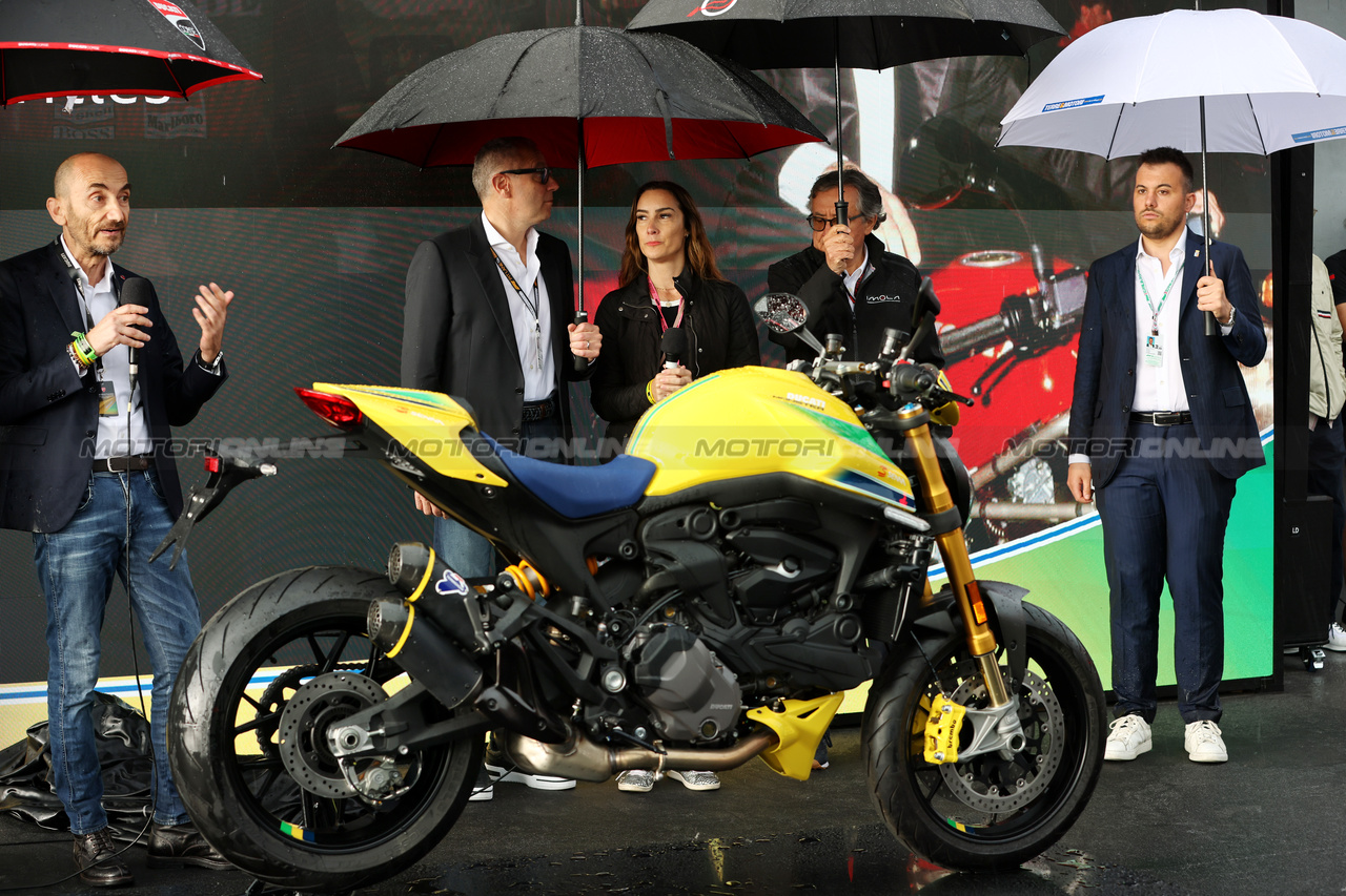 GP IMOLA, (L to R): Claudio Domenicali (ITA) Ducati Corse CEO; Stefano Domenicali (ITA) Formula One President e CEO; Bianca Senna (BRA) Senna Brands CEO - Ducati Monster Senna motorbike.

16.05.2024. Formula 1 World Championship, Rd 7, Emilia Romagna Grand Prix, Imola, Italy, Preparation Day.

- www.xpbimages.com, EMail: requests@xpbimages.com © Copyright: XPB Images