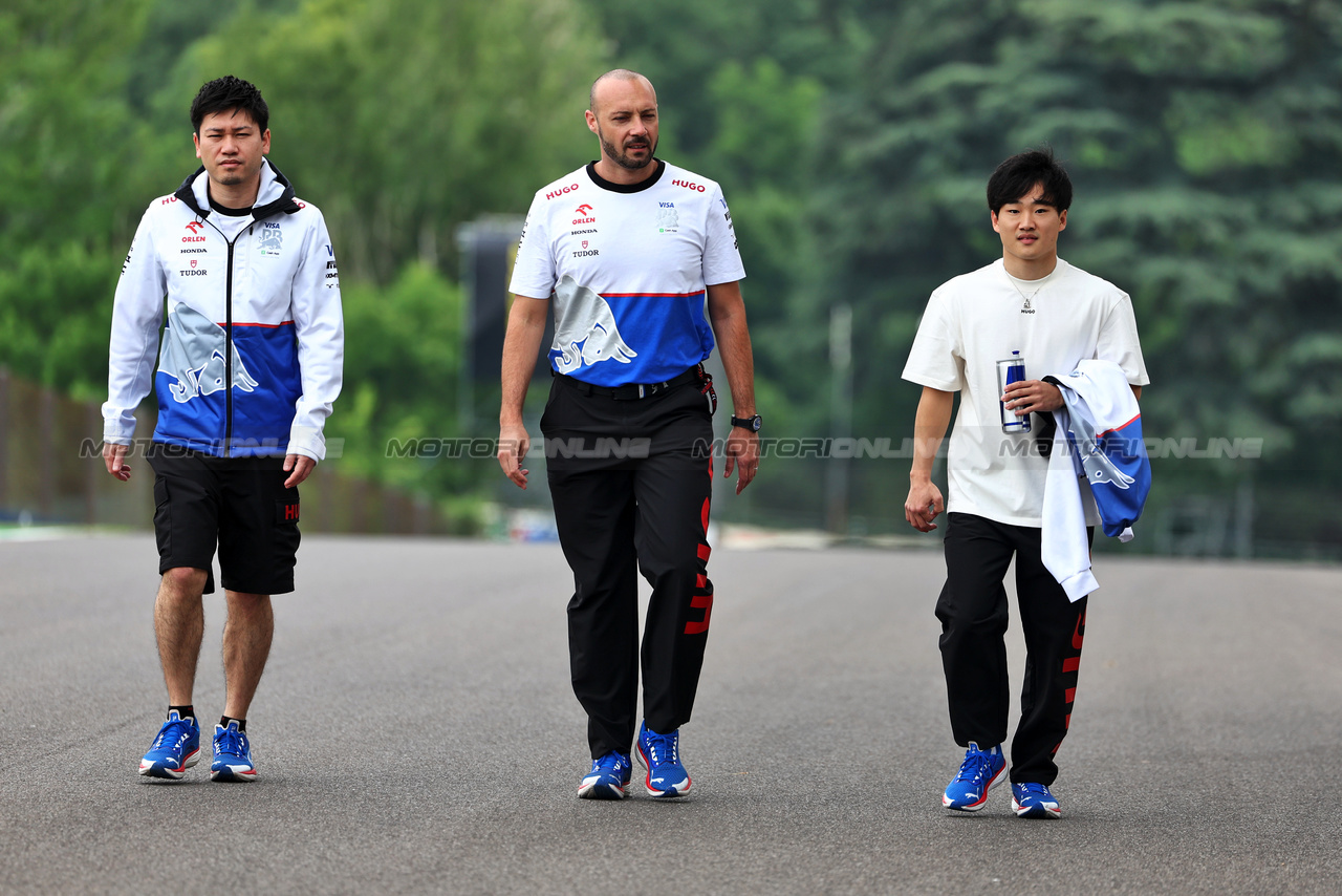 GP IMOLA, Yuki Tsunoda (JPN) RB walks the circuit with the team.

16.05.2024. Formula 1 World Championship, Rd 7, Emilia Romagna Grand Prix, Imola, Italy, Preparation Day.

 - www.xpbimages.com, EMail: requests@xpbimages.com © Copyright: Staley / XPB Images