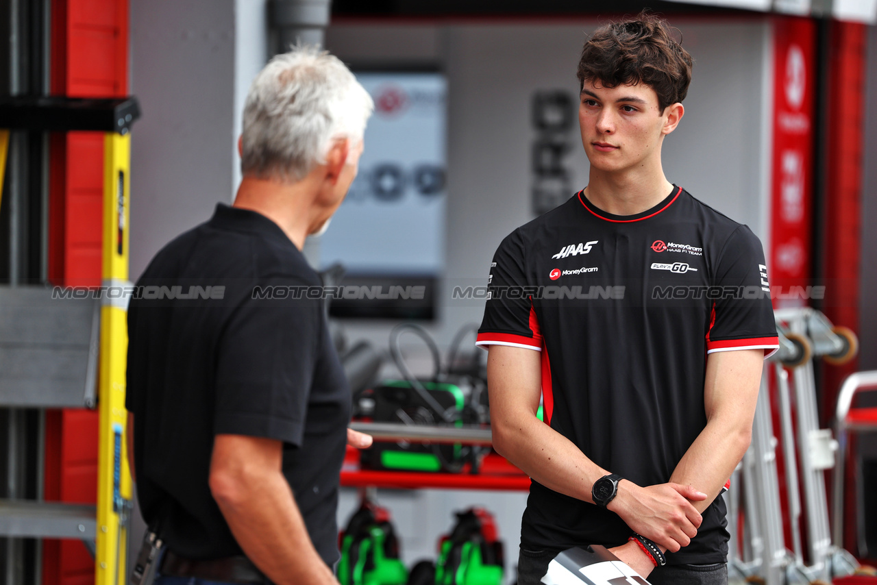 GP IMOLA, Oliver Bearman (GBR) Ferrari Reserve Driver with Damon Hill (GBR) Sky Sports Presenter.

16.05.2024. Formula 1 World Championship, Rd 7, Emilia Romagna Grand Prix, Imola, Italy, Preparation Day.

 - www.xpbimages.com, EMail: requests@xpbimages.com © Copyright: Staley / XPB Images