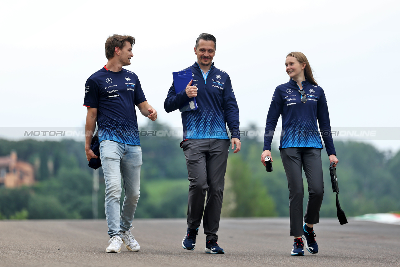GP IMOLA, Logan Sargeant (USA) Williams Racing walks the circuit with Gaetan Jego, Williams Racing Gara Engineer e Elizabeth Wood Boyer (GBR) Williams Racing Performance Engineer.

16.05.2024. Formula 1 World Championship, Rd 7, Emilia Romagna Grand Prix, Imola, Italy, Preparation Day.

 - www.xpbimages.com, EMail: requests@xpbimages.com © Copyright: Staley / XPB Images