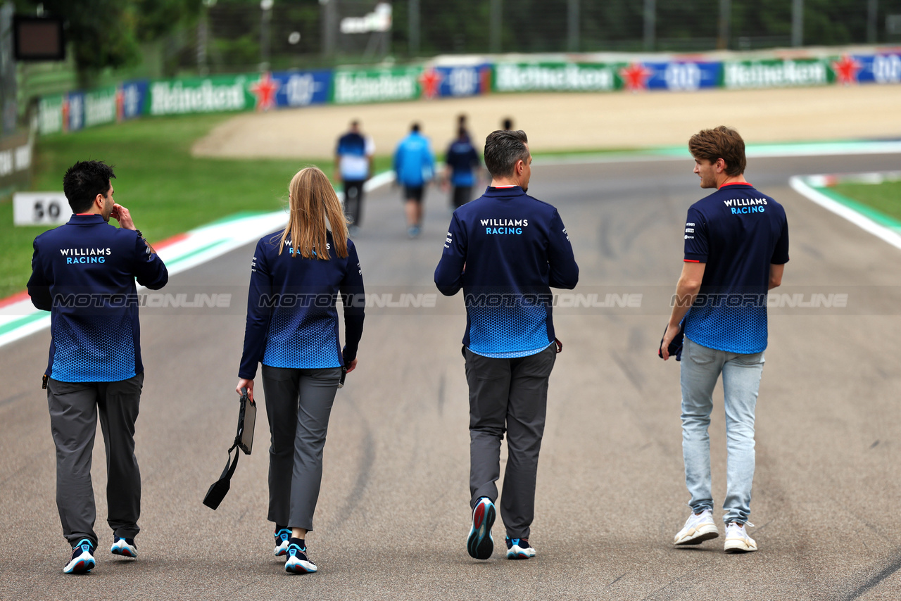 GP IMOLA, Logan Sargeant (USA) Williams Racing walks the circuit with the team.

16.05.2024. Formula 1 World Championship, Rd 7, Emilia Romagna Grand Prix, Imola, Italy, Preparation Day.

 - www.xpbimages.com, EMail: requests@xpbimages.com © Copyright: Staley / XPB Images