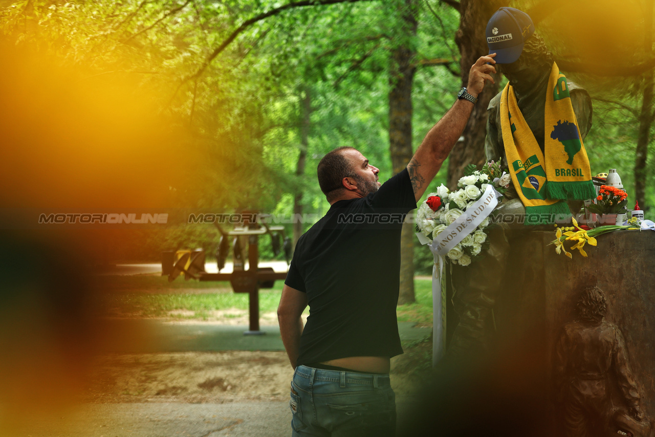 GP IMOLA, Circuit Atmosfera - statue of Ayrton Senna 30 years after his fatal accident at Tamburello. 

16.05.2024. Formula 1 World Championship, Rd 7, Emilia Romagna Grand Prix, Imola, Italy, Preparation Day.

 - www.xpbimages.com, EMail: requests@xpbimages.com © Copyright: Staley / XPB Images