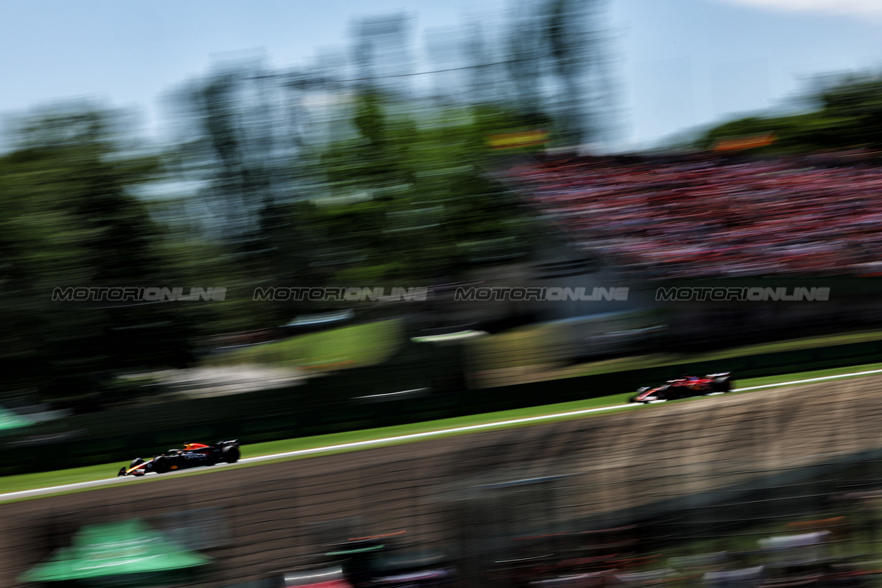 GP IMOLA, Max Verstappen (NLD) Red Bull Racing RB20 davanti a Charles Leclerc (MON) Ferrari SF-24.

18.05.2024. Formula 1 World Championship, Rd 7, Emilia Romagna Grand Prix, Imola, Italy, Qualifiche Day.

 - www.xpbimages.com, EMail: requests@xpbimages.com © Copyright: Coates / XPB Images