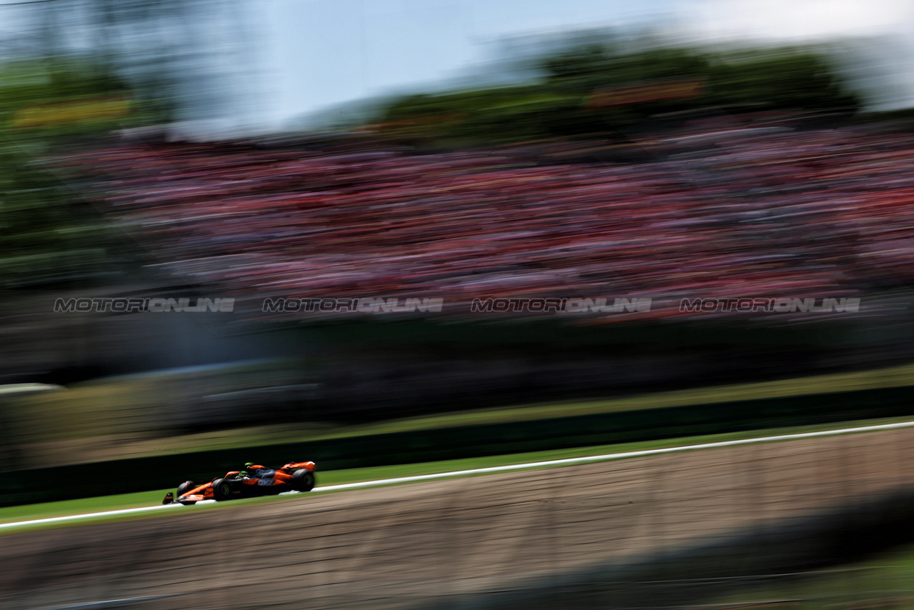 GP IMOLA, Lando Norris (GBR) McLaren MCL38.

18.05.2024. Formula 1 World Championship, Rd 7, Emilia Romagna Grand Prix, Imola, Italy, Qualifiche Day.

 - www.xpbimages.com, EMail: requests@xpbimages.com © Copyright: Coates / XPB Images