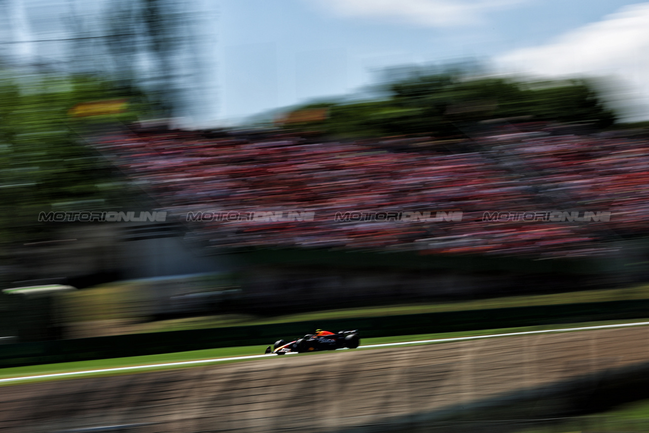 GP IMOLA, Sergio Perez (MEX) Red Bull Racing RB20.

18.05.2024. Formula 1 World Championship, Rd 7, Emilia Romagna Grand Prix, Imola, Italy, Qualifiche Day.

 - www.xpbimages.com, EMail: requests@xpbimages.com © Copyright: Coates / XPB Images