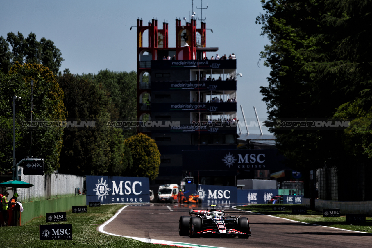 GP IMOLA, Nico Hulkenberg (GER) Haas VF-24.

18.05.2024. Formula 1 World Championship, Rd 7, Emilia Romagna Grand Prix, Imola, Italy, Qualifiche Day.

- www.xpbimages.com, EMail: requests@xpbimages.com © Copyright: Charniaux / XPB Images