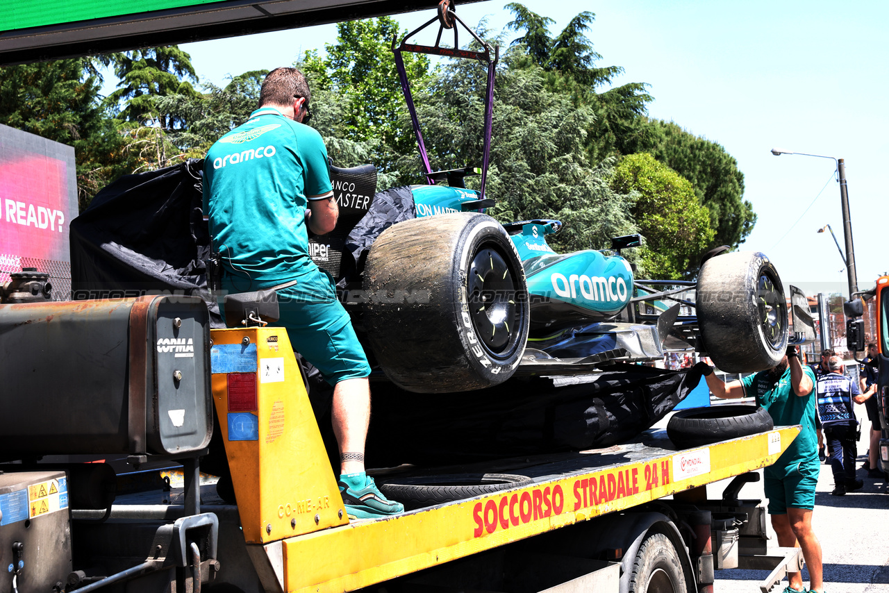 GP IMOLA, The Aston Martin F1 Team AMR24 of Fernando Alonso (ESP) is recovered back to the pits on the back of a truck after he crashed in the third practice session.

18.05.2024. Formula 1 World Championship, Rd 7, Emilia Romagna Grand Prix, Imola, Italy, Qualifiche Day.

- www.xpbimages.com, EMail: requests@xpbimages.com © Copyright: Batchelor / XPB Images