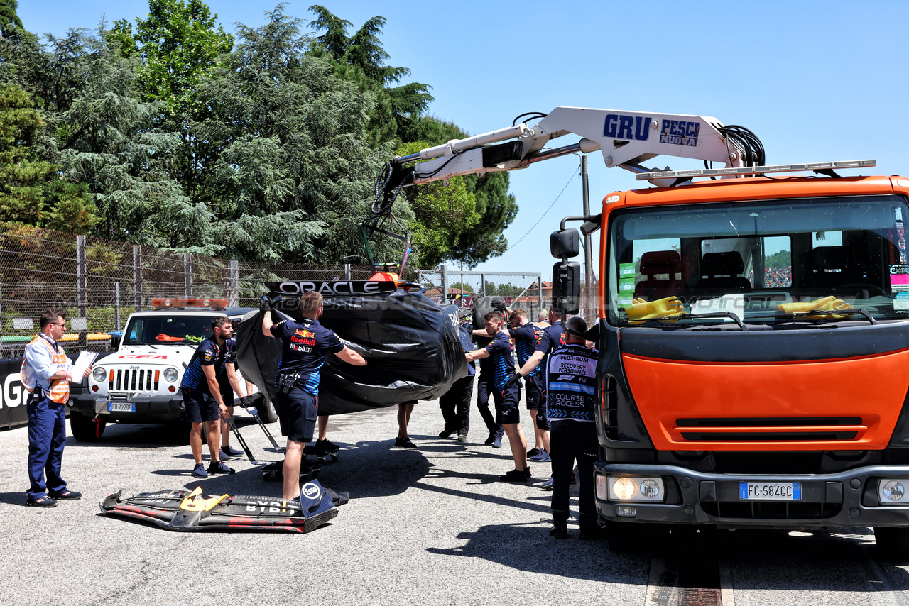GP IMOLA, The Red Bull Racing RB20 of Sergio Perez (MEX) is recovered back to the pits on the back of a truck after he crashed in the third practice session.

18.05.2024. Formula 1 World Championship, Rd 7, Emilia Romagna Grand Prix, Imola, Italy, Qualifiche Day.

- www.xpbimages.com, EMail: requests@xpbimages.com © Copyright: Batchelor / XPB Images