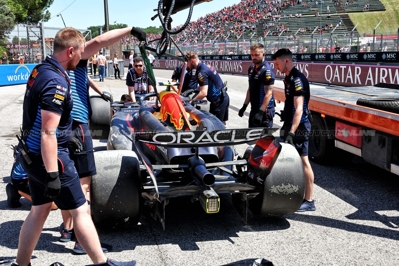 GP IMOLA, The Red Bull Racing RB20 of Sergio Perez (MEX) is recovered back to the pits after he crashed in the third practice session.

18.05.2024. Formula 1 World Championship, Rd 7, Emilia Romagna Grand Prix, Imola, Italy, Qualifiche Day.

- www.xpbimages.com, EMail: requests@xpbimages.com © Copyright: Batchelor / XPB Images