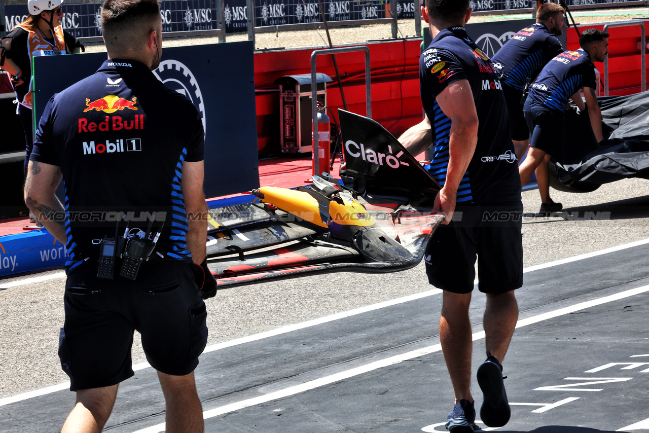 GP IMOLA, Damaged Red Bull Racing RB20 front wing of Sergio Perez (MEX) Red Bull Racing, who crashed in the third practice session.

18.05.2024. Formula 1 World Championship, Rd 7, Emilia Romagna Grand Prix, Imola, Italy, Qualifiche Day.

- www.xpbimages.com, EMail: requests@xpbimages.com © Copyright: Batchelor / XPB Images